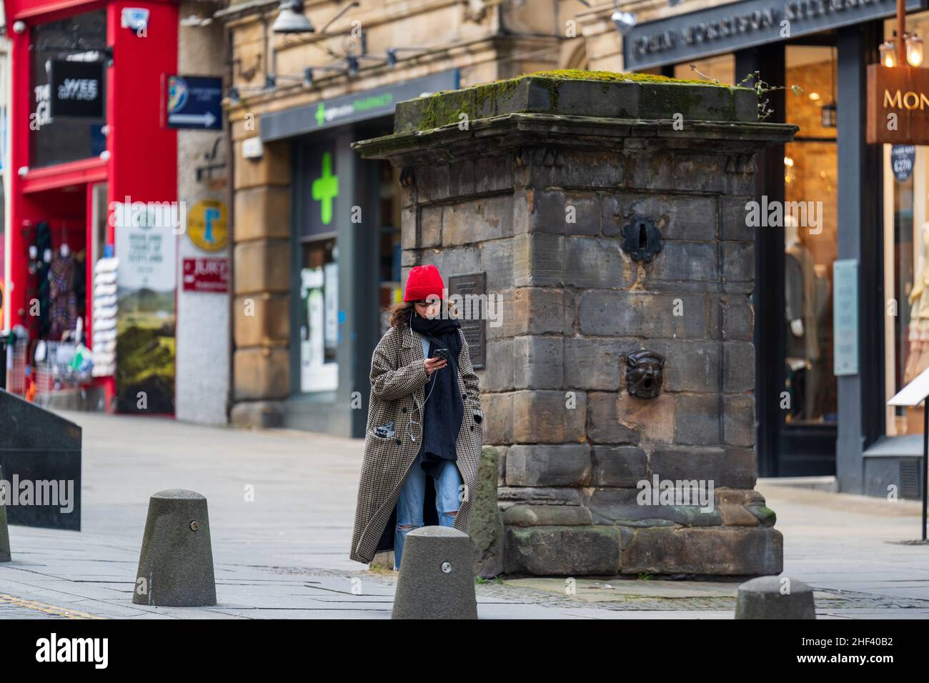 Abendansicht der historischen Gebäude in der Altstadt von Edinburgh, Schottland, Großbritannien Stockfoto