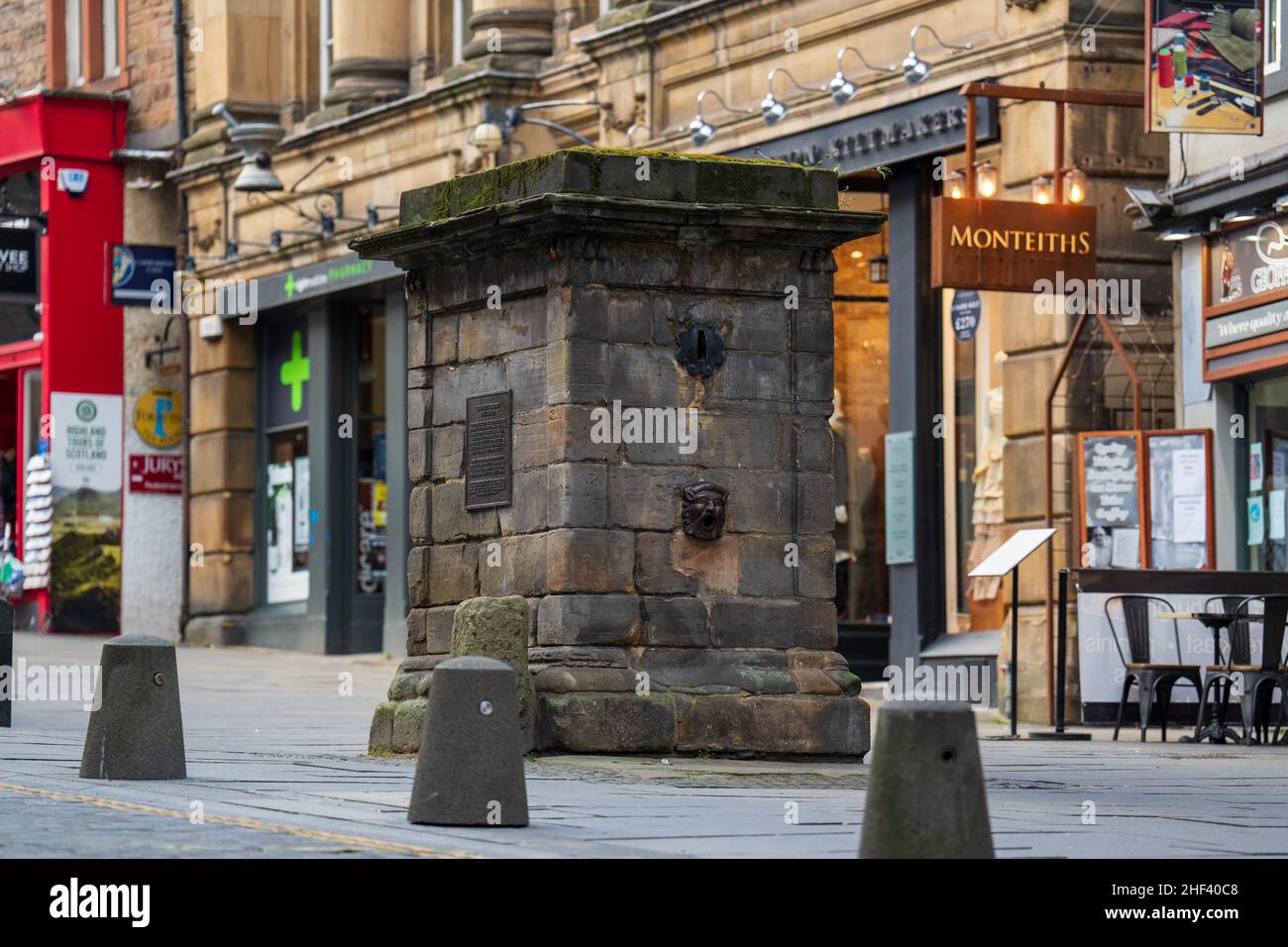 Abendansicht der historischen Gebäude in der Altstadt von Edinburgh, Schottland, Großbritannien Stockfoto