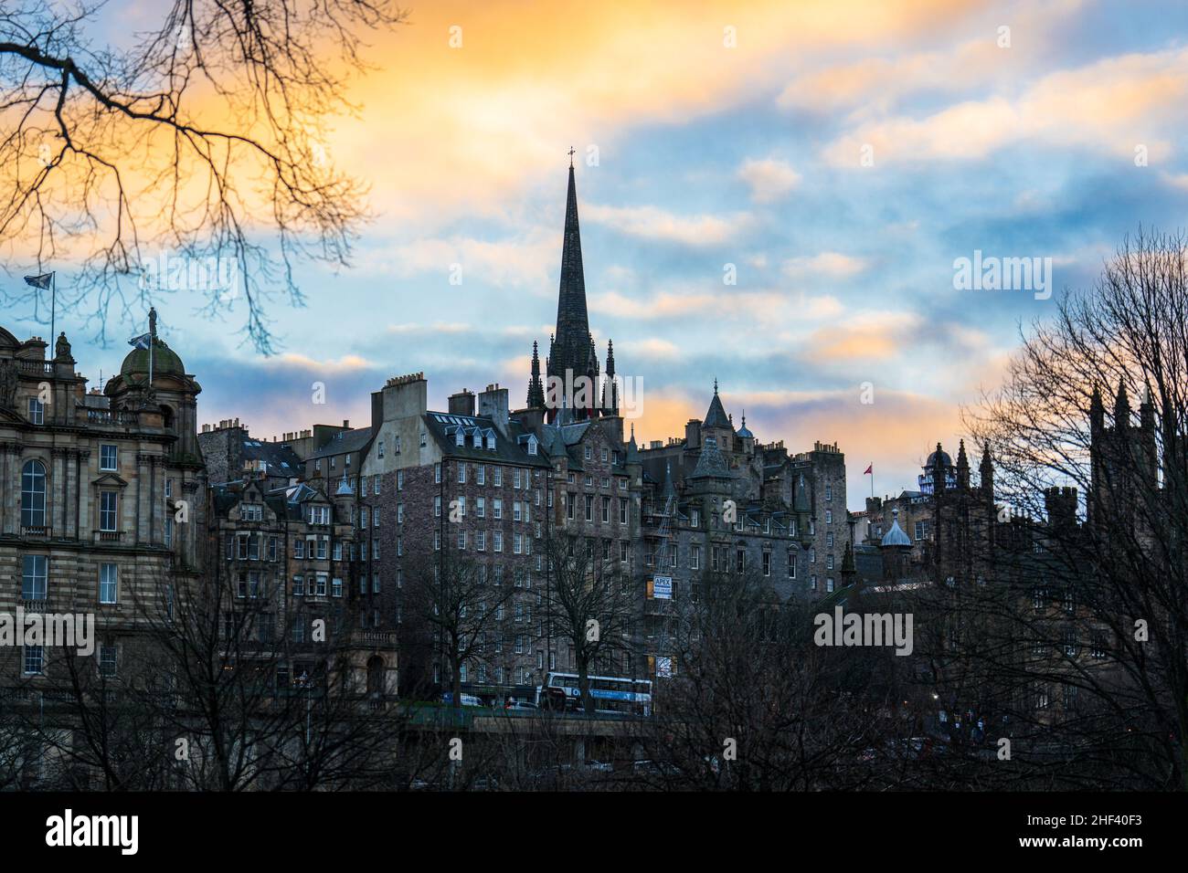 Abendansicht der historischen Gebäude in der Altstadt von Edinburgh, Schottland, Großbritannien Stockfoto