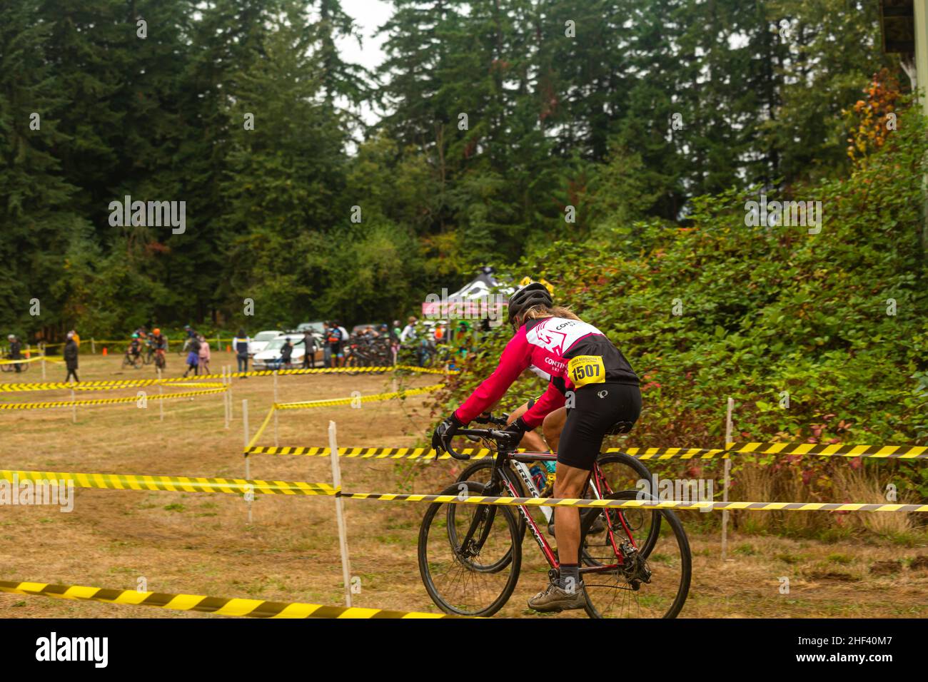 WA21073-00...WASHINGTON - Tom Kirkendall fährt bei einem Cyclocross-Rennen am Flughafen Arlington bis zur Ziellinie. Stockfoto