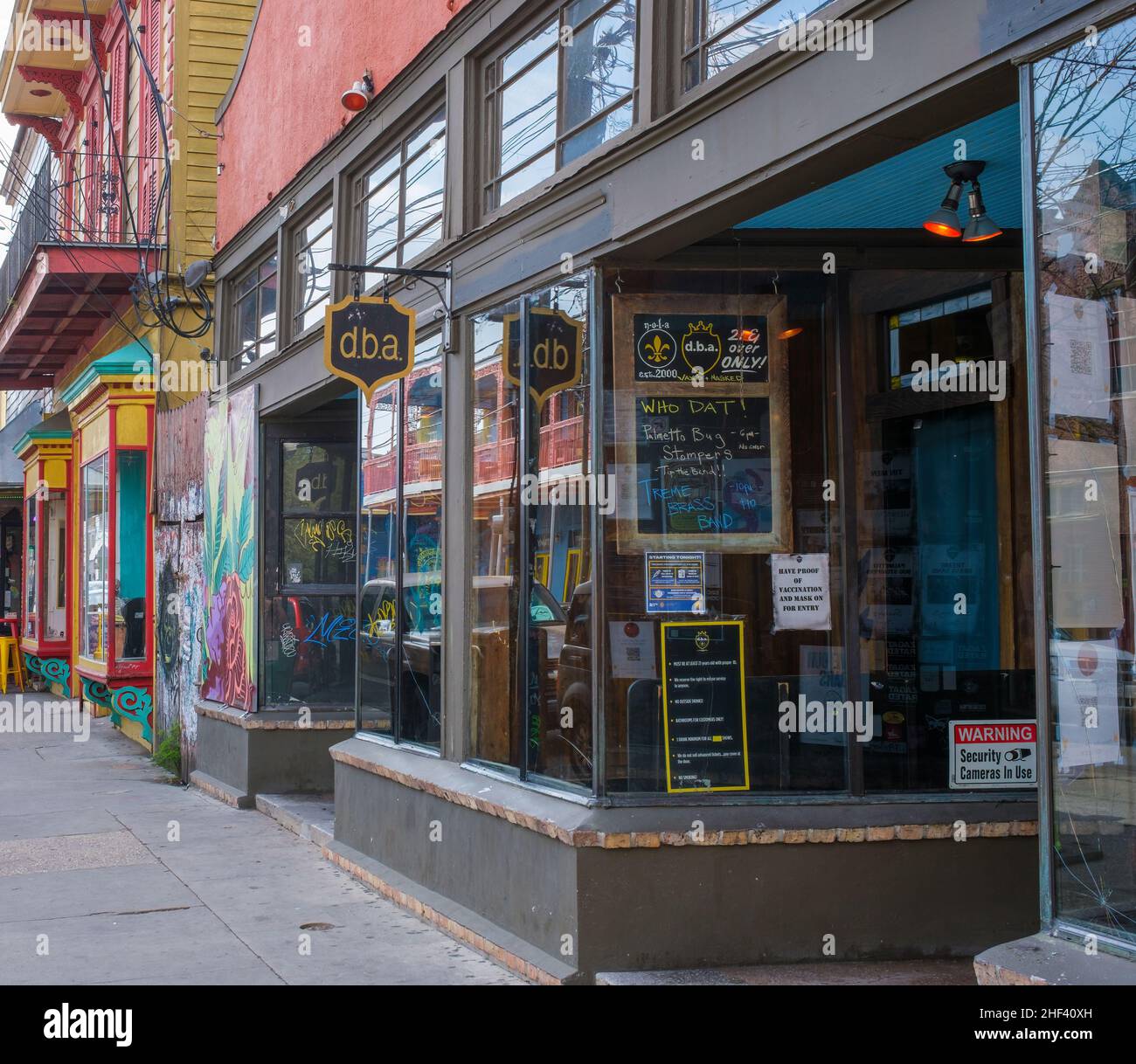 NEW ORLEANS, LA, USA - 9. JANUAR 2022: Beliebter Nachtclub in der Frenchmen Street Stockfoto