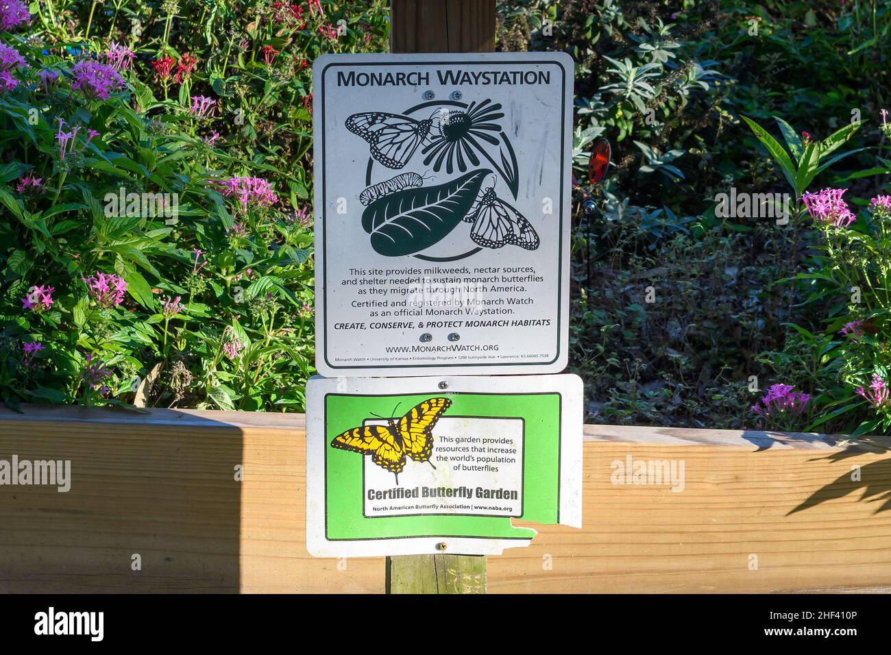 NEW ORLEANS, LA, USA - 11. JANUAR 2022: Monarch Waystation Butterfly Garden Schilder Stockfoto