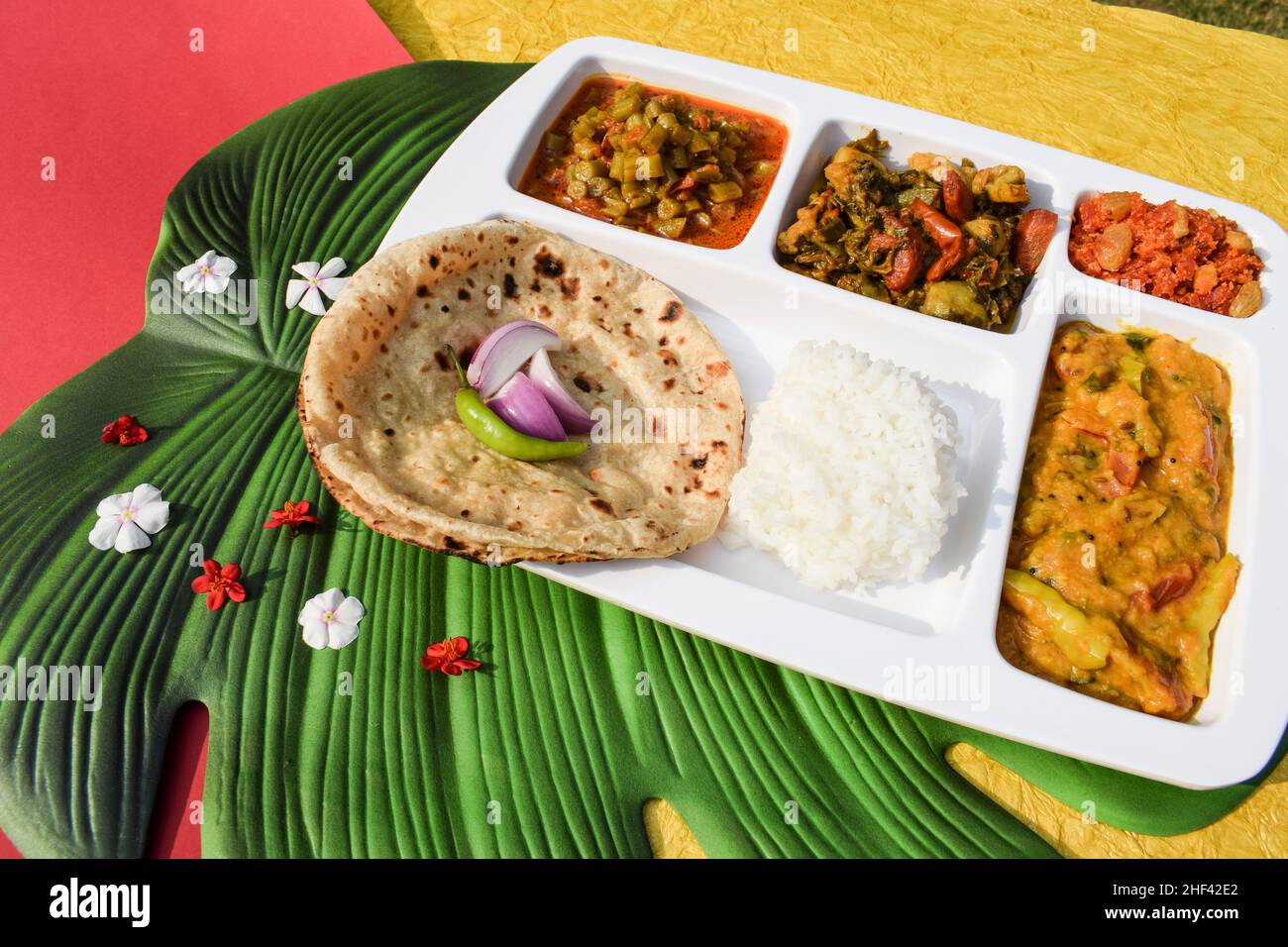 Indisches einfaches hausgemachtes Mittagessen von Roti, Sabji mit Mix-Gemüse-brinjal-Kartoffel-Kurrys und französisch Bohnen-Kurrys, Dal und Karotten-Dessert. Komplette einfache Hause coo Stockfoto