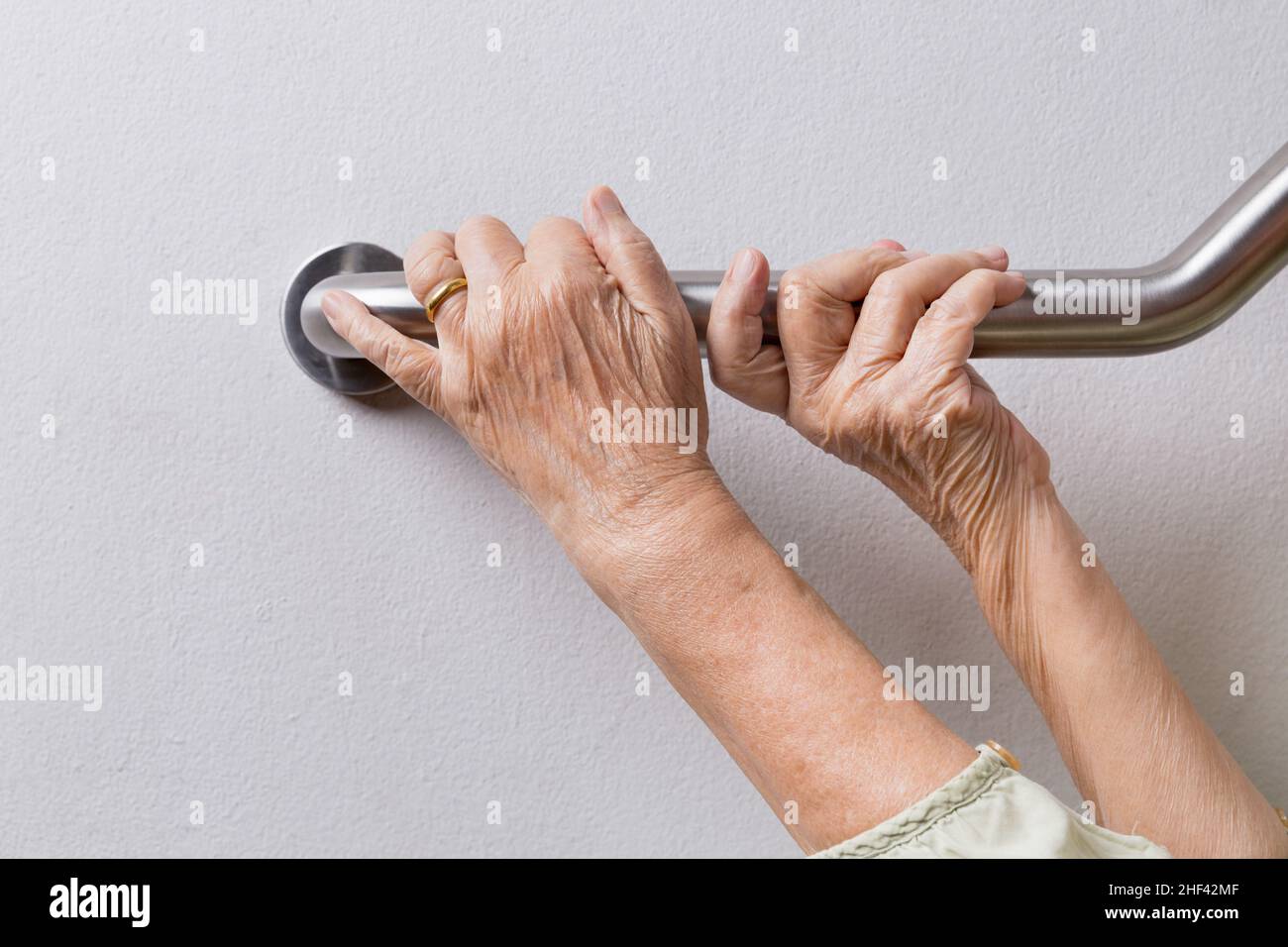 Ältere Frau Holding auf Handlauf für Sicherheit Schritte Stockfoto