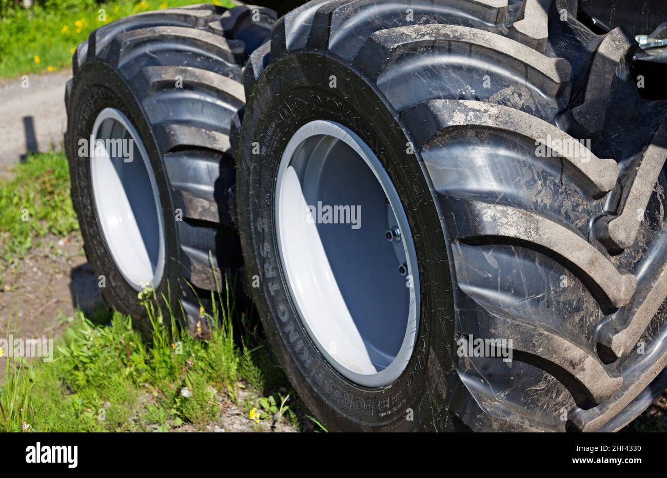 Umea, Norrland Schweden - 10. Juni 2019: Sehr große Reifen und Räder für Forstmaschinen Stockfoto