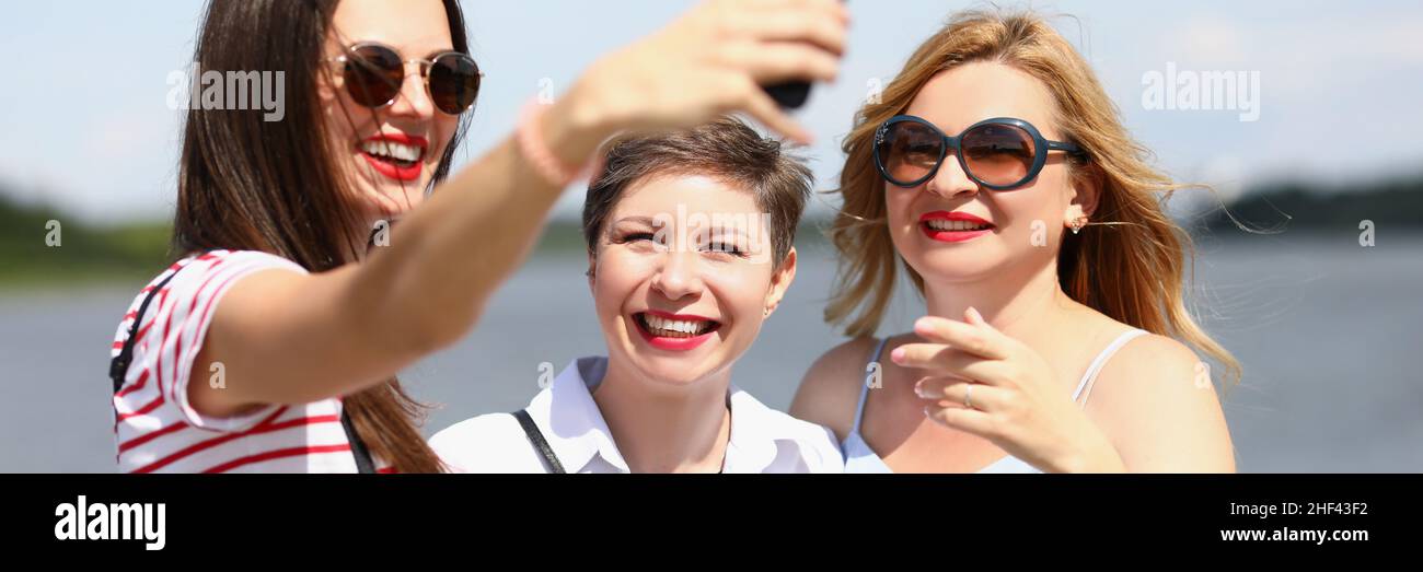 Gut aussehende Damen zusammen Stockfoto