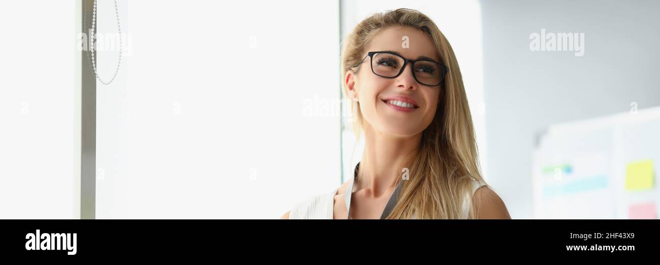 Selbstbewusster Mitarbeiter vor der Rede Stockfoto