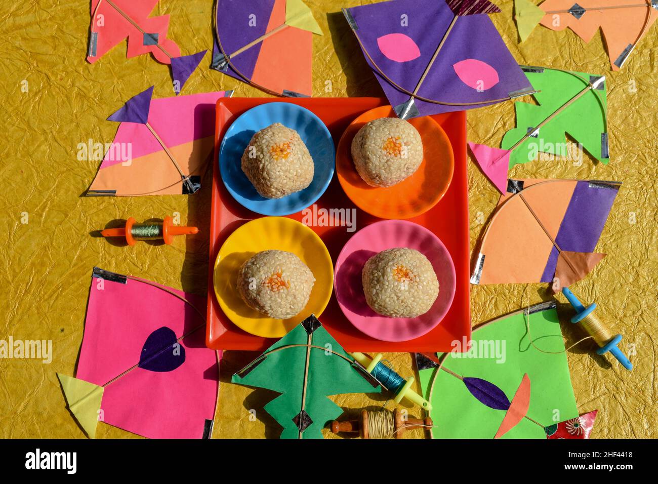 Til laddu oder Sesam ladoo makarsankranti Thema spezielle sankranti traditionelle Süßigkeiten mit bunten Drachen Hintergrund Grußwünsche Stockfoto