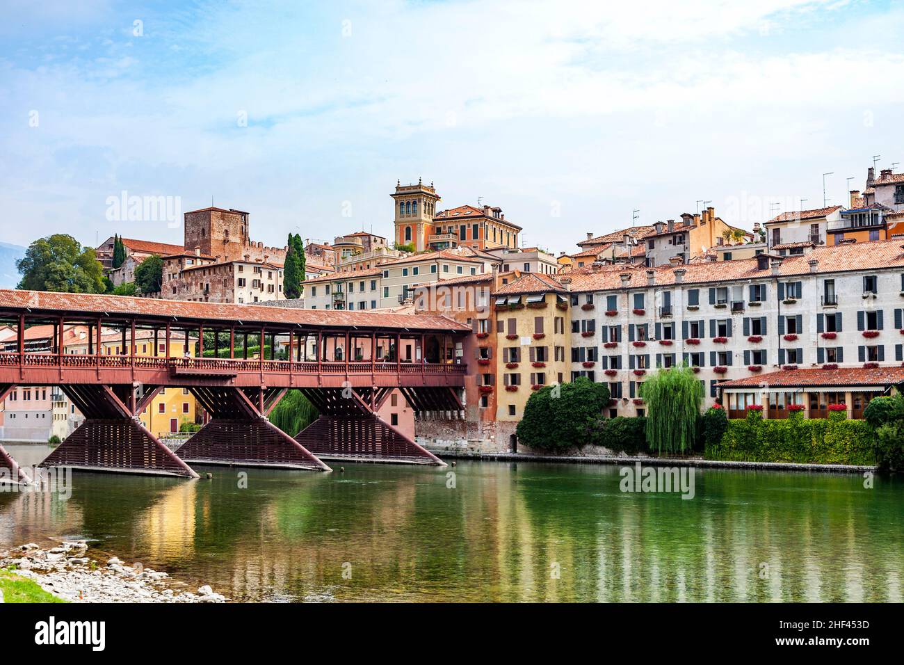 Die alte hölzerne Brücke überspannt den Fluss Brenta im romantischen Dorf Basano del Grappa Stockfoto