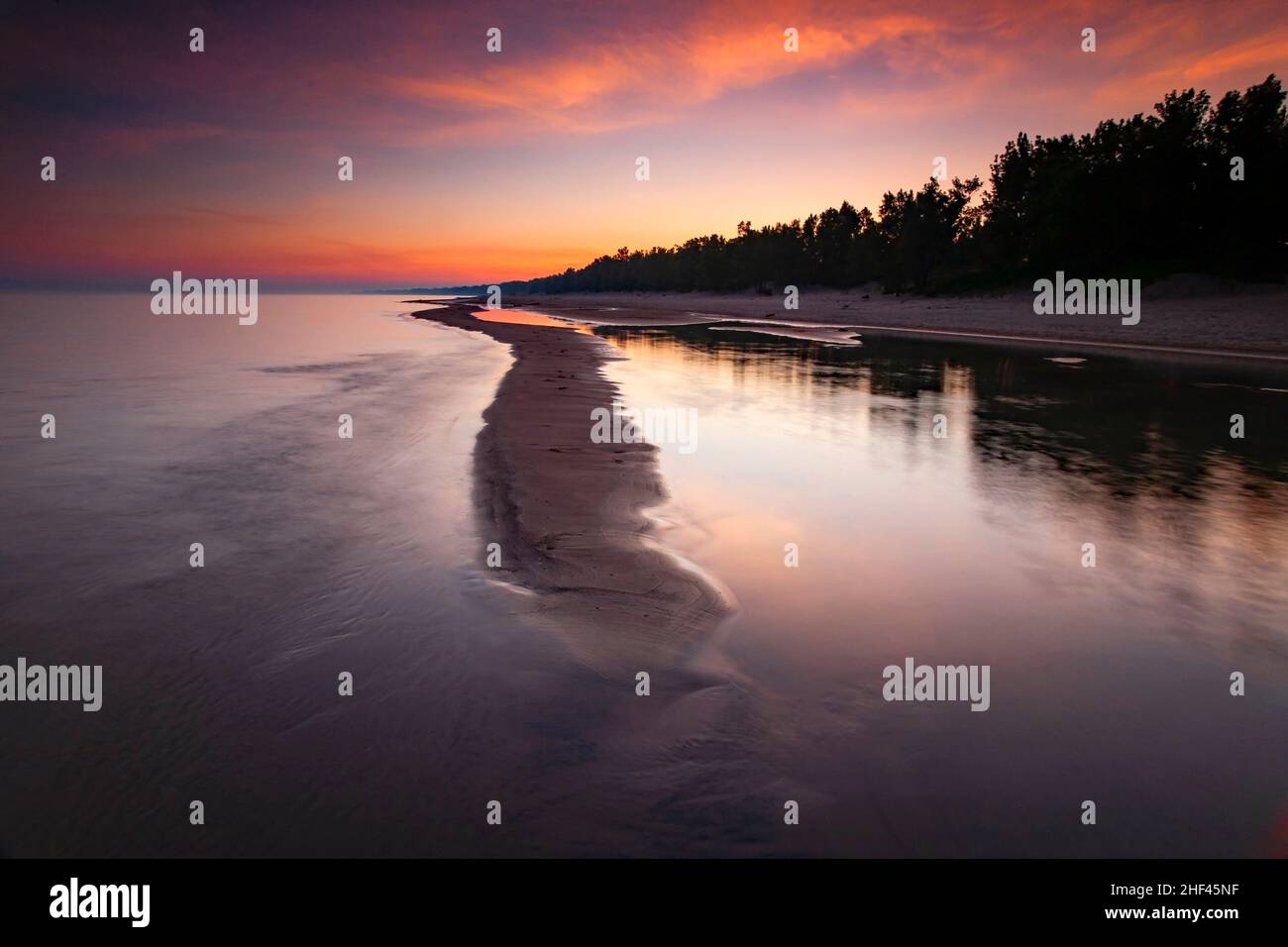 Eine Sandbank bei Sonnenuntergang am Lake Erie am Long Point Poinr Provincial Park Ontario, Kanada Stockfoto