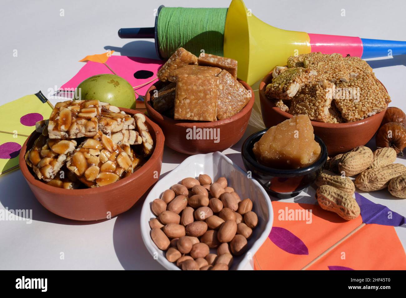 Makar sankranti Tapete mit Sankranti Festival spezielle Gerichte serviert und gegessen wie Peanut chikki, tilgul laddu, til baati, Bor Früchte, Erdnüsse, Stockfoto