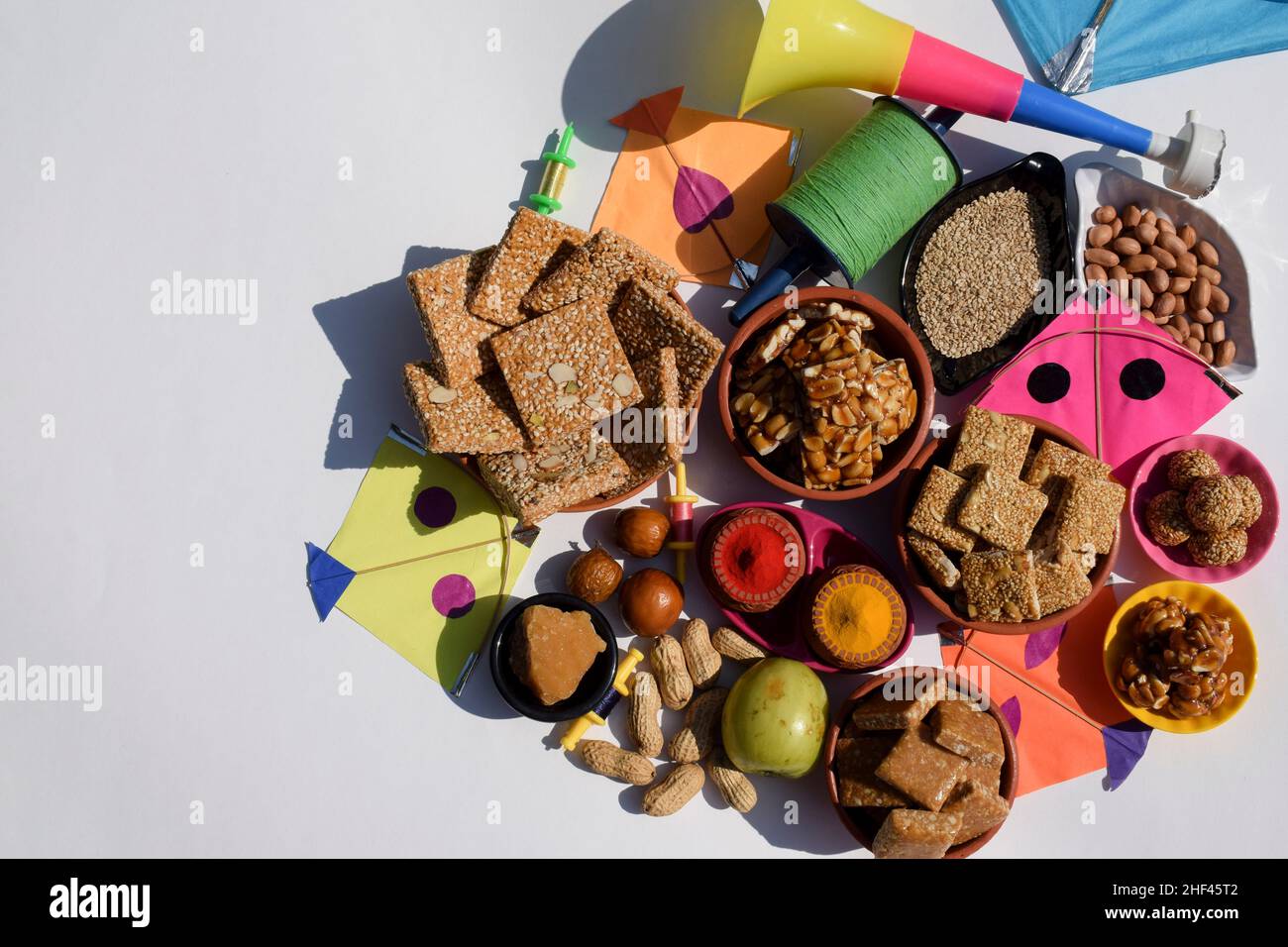 Makar sankranti Tapete mit Sankranti Festival spezielle Gerichte serviert und gegessen wie Peanut chikki, tilgul laddu, til baati, Bor Früchte, Erdnüsse, Stockfoto