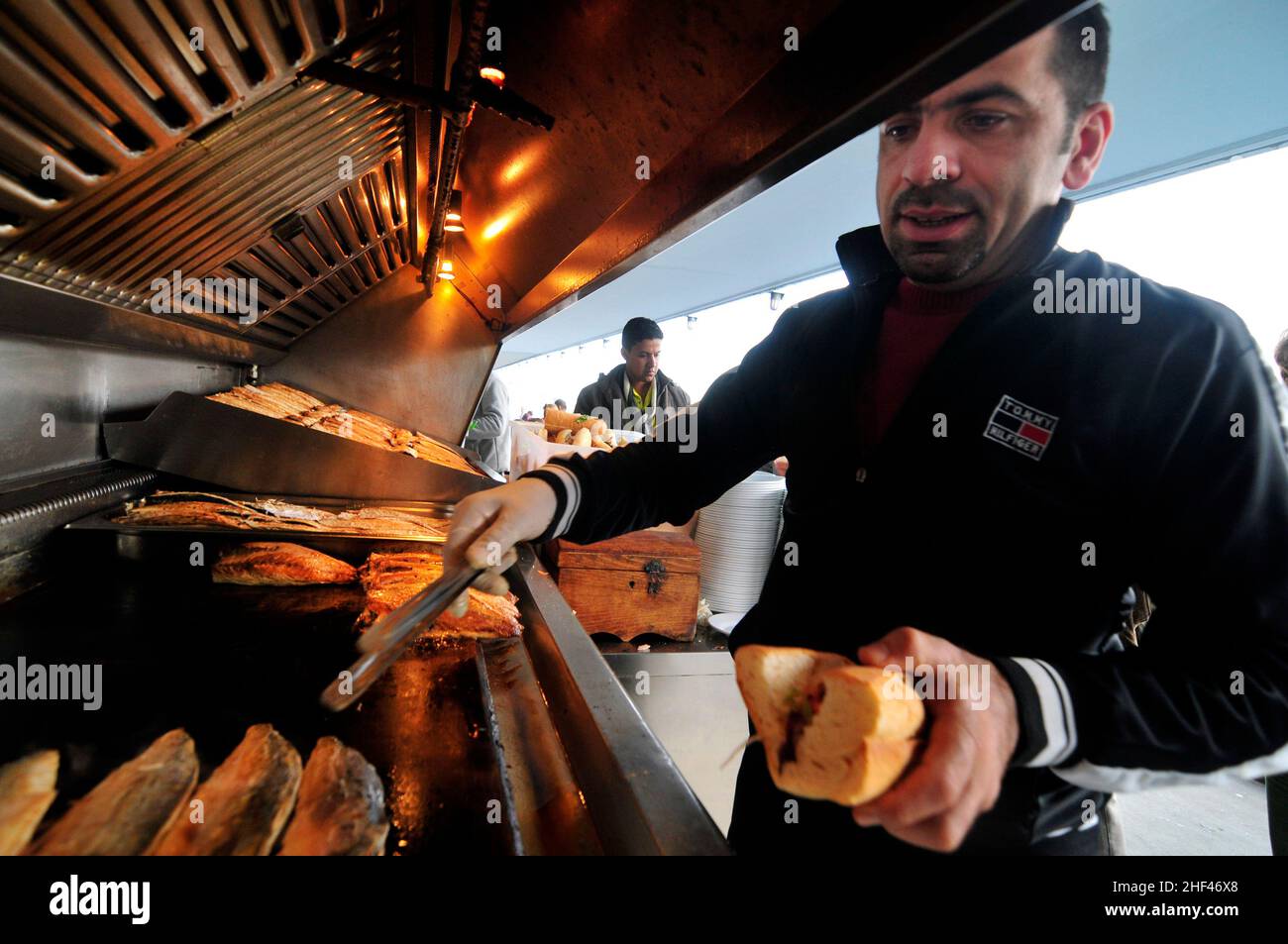 Vorbereitung eines Makrelenfischsandwiches auf der Galata-Brücke in Istanbul. Stockfoto