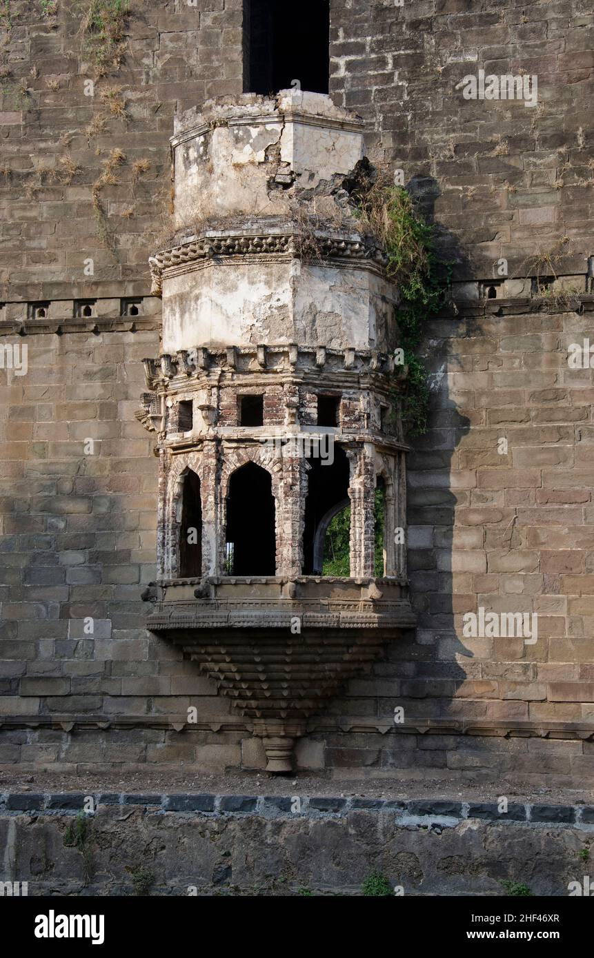 Dekoratives Fenster des Habashi Mahal, auch bekannt als Malik Ambar Palace, es wurde um 1590 gebaut, es befindet sich in Junnar, in der Nähe von Pune, Maharashtra, in Stockfoto