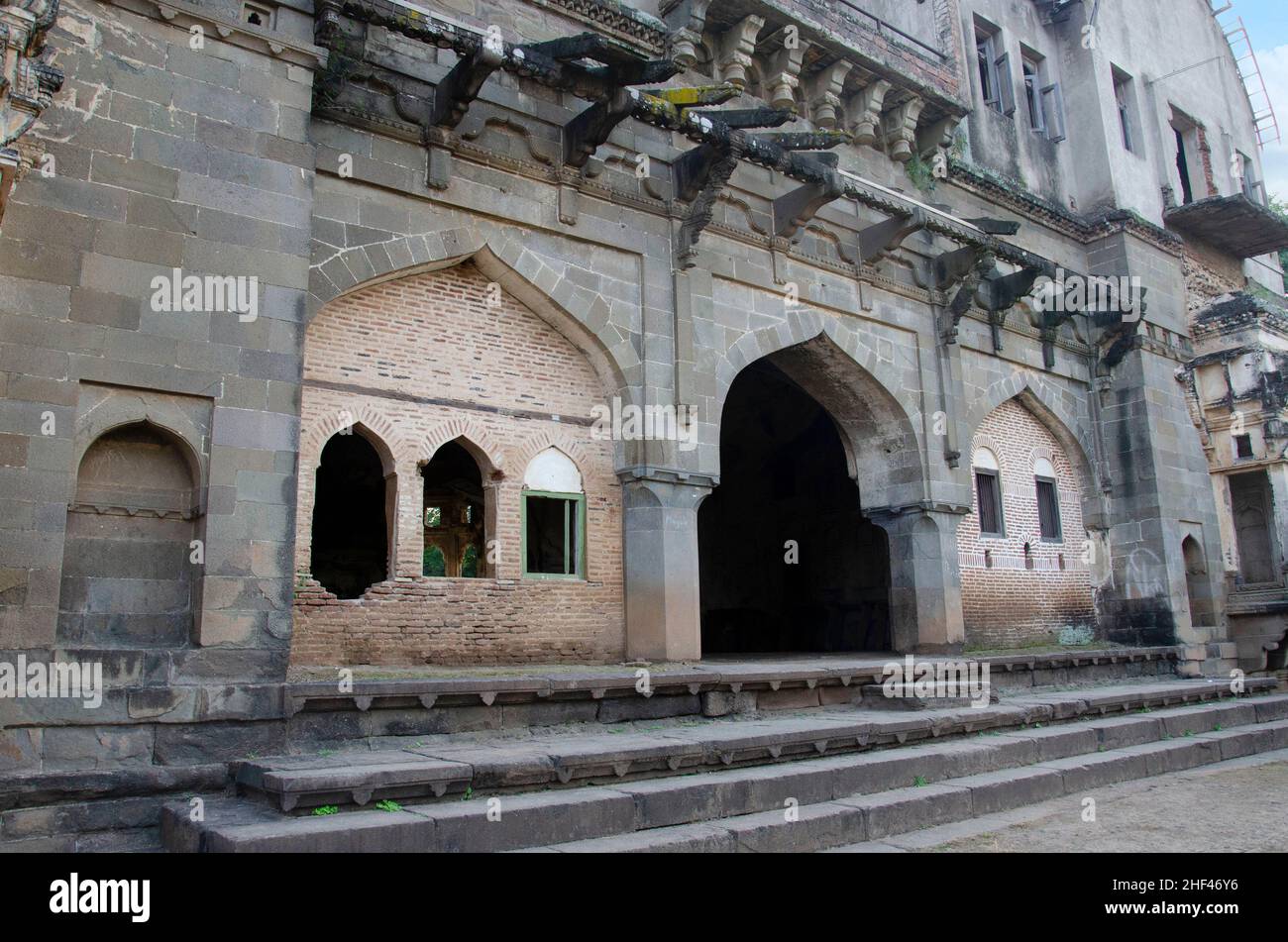 Außenansicht des Habashi Mahal, auch bekannt als Malik Ambar Palace, es wurde um 1590 gebaut, es befindet sich in Junnar, in der Nähe von Pune, Maharashtra, Indien Stockfoto