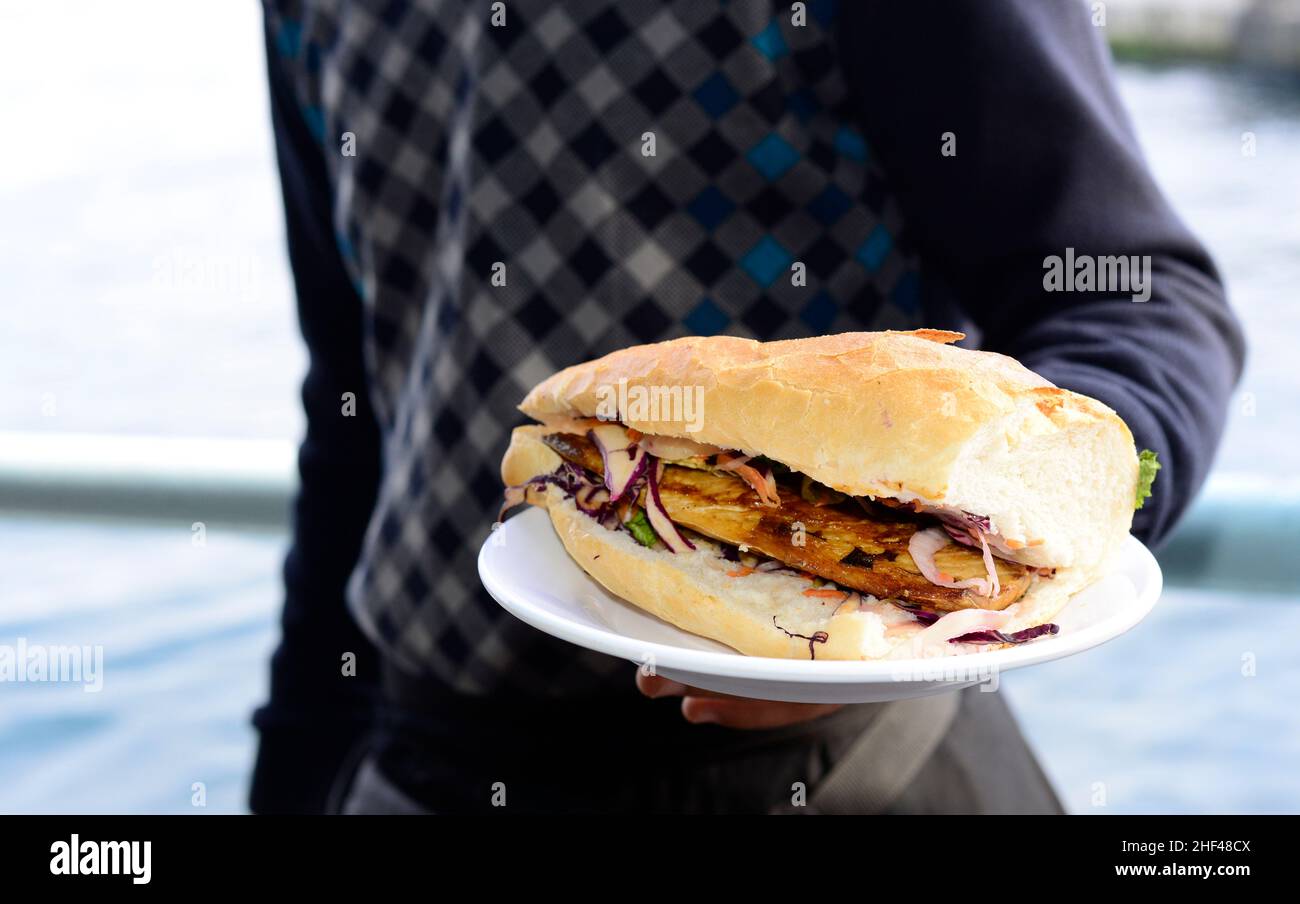Makrelenfisch-Sandwich ist ein beliebtes Straßenessen rund um die Galata-Brücke in Istanbul, Türkei. Stockfoto
