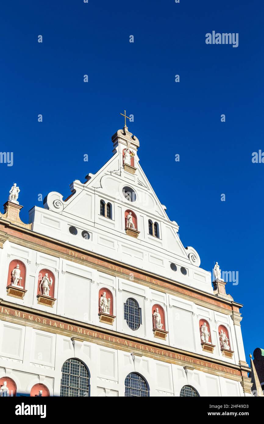 München Michael Kirche unter strahlend blauem Himmel Stockfoto