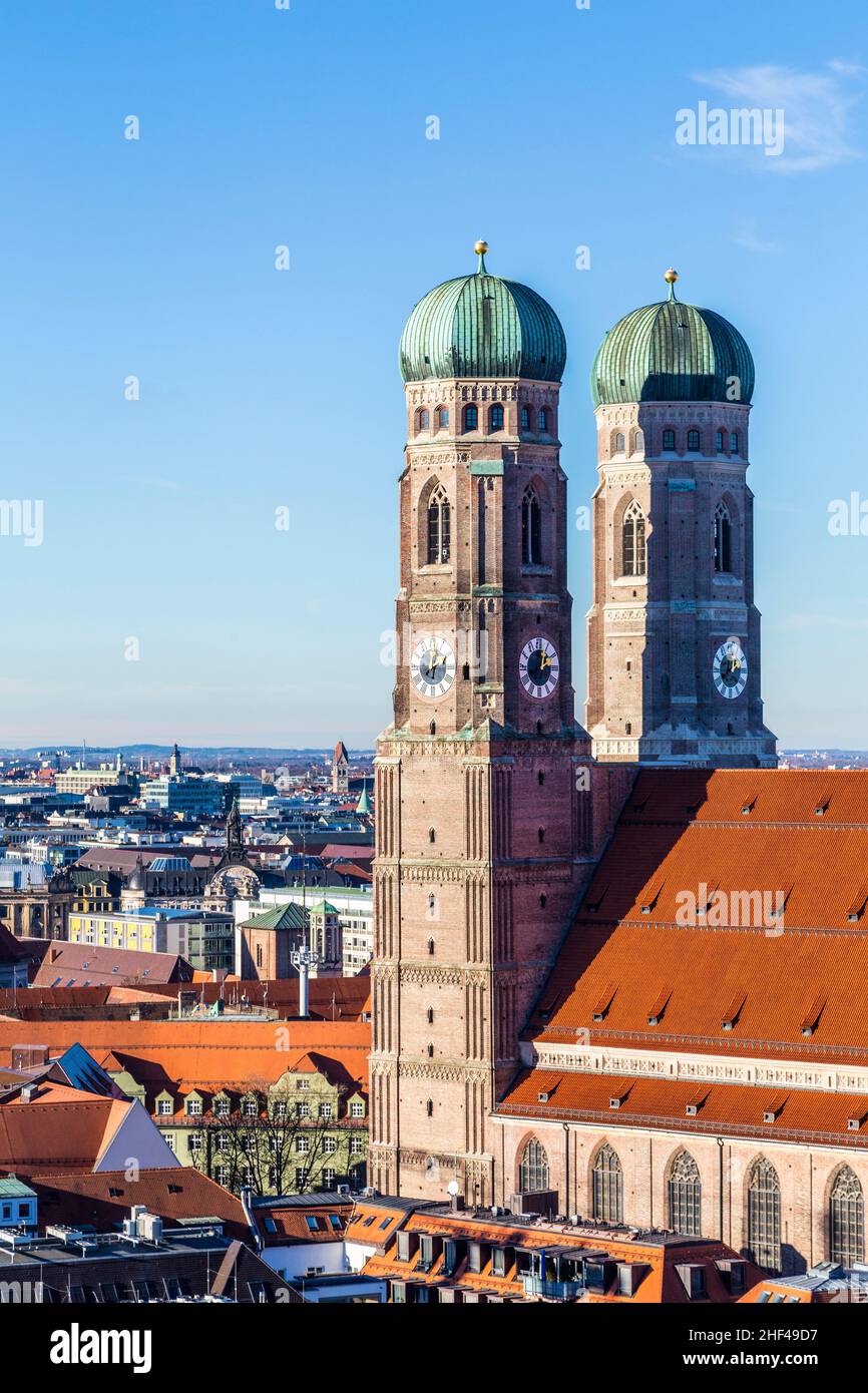 Die Frauenkirche ist eine Kirche in der bayerischen Stadt München, die als Dom der Erzdiözese München und Freising und Sitz ihres Arc dient Stockfoto