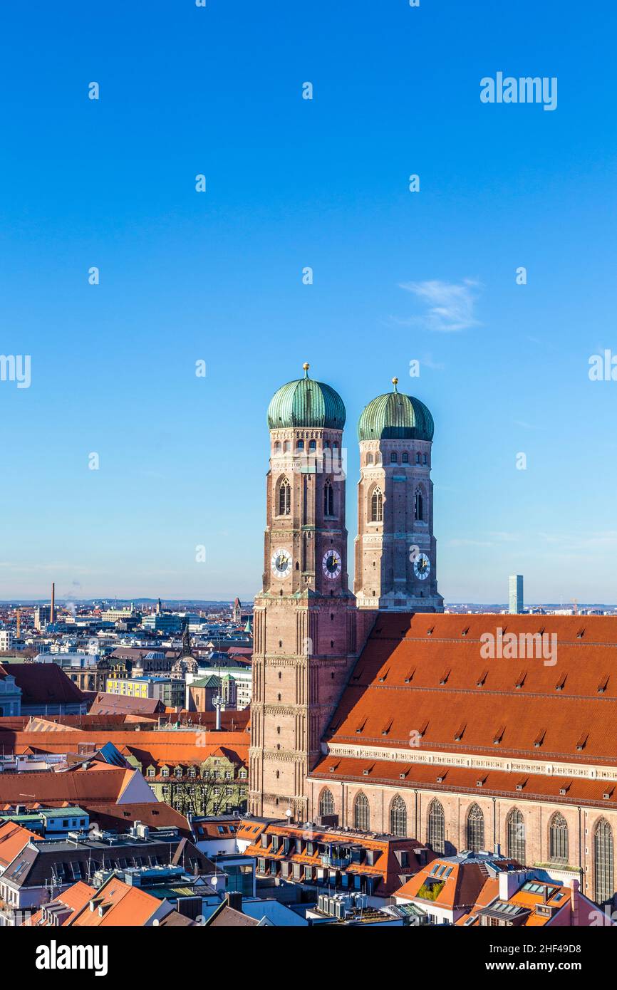 Die Frauenkirche ist eine Kirche in der bayerischen Stadt München, die als Dom der Erzdiözese München und Freising und Sitz ihres Arc dient Stockfoto