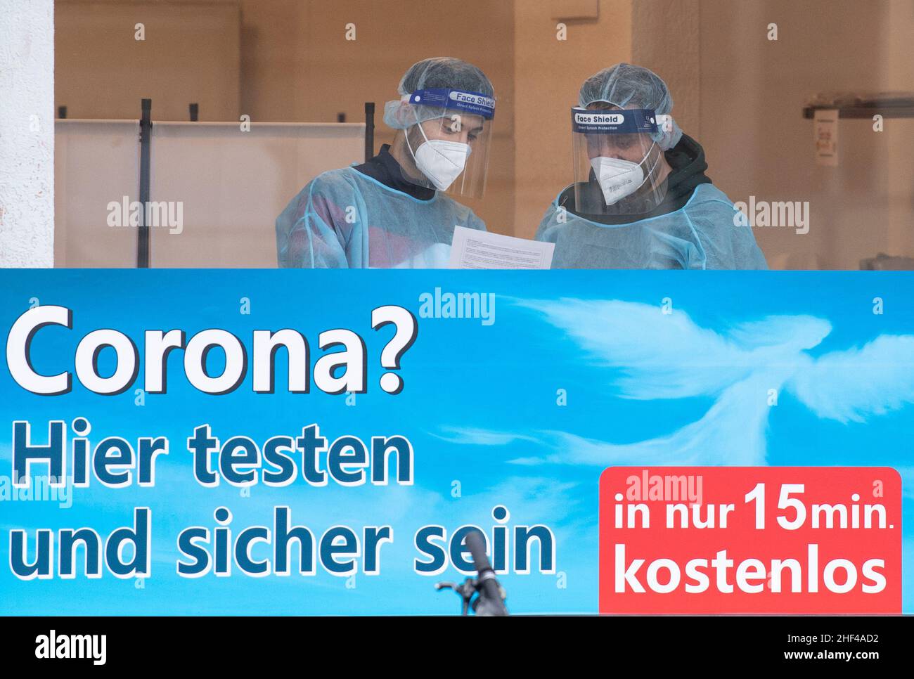 13. Januar 2022, Hessen, Frankfurt/Main: Zwei Mitarbeiter eines Corona-Testzentrums. Foto: Boris Roessler/dpa Stockfoto