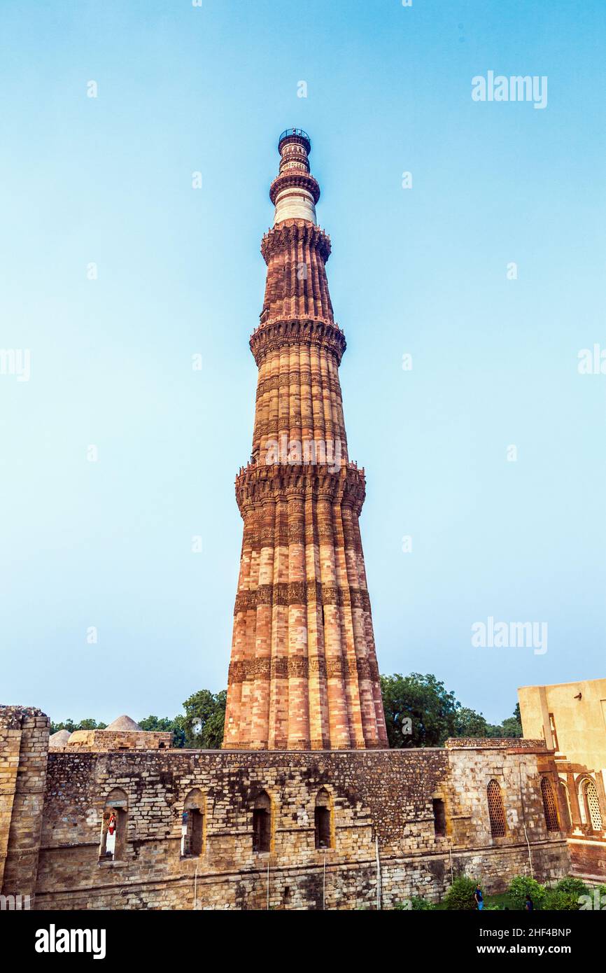 Qutub Minar Tower oder Qutb Minar, das höchste Steinminarett der Welt, Delhi Indien. Stockfoto