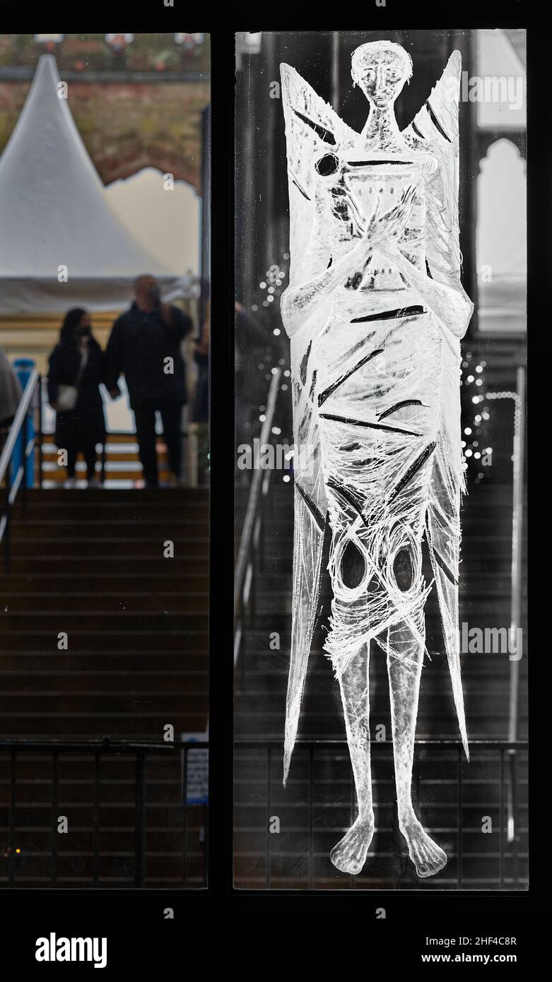 Geätztes Glasfenster eines Engels, vom Künstler John Hutton, am südlichen Ende der Kathedrale in Coventry, England. Stockfoto