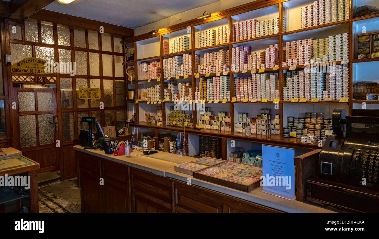 Interieur des Conserveira de Lisboa, Lisbon Cannery Shop, Baixa, Lissabon, Portugal. Stockfoto