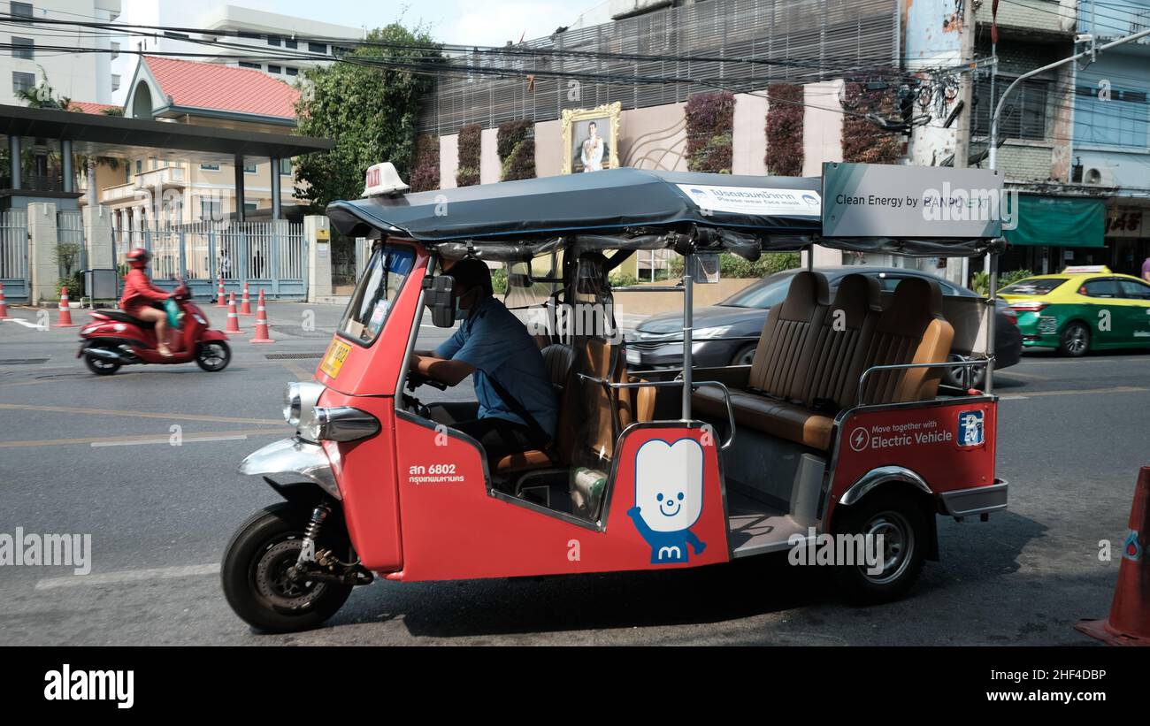 TUK TUK in der Nähe des THEWET BLUMENMARKTES, Wat Sam Phraya, Phra Nakhon BANGKOK, THAILAND Stockfoto