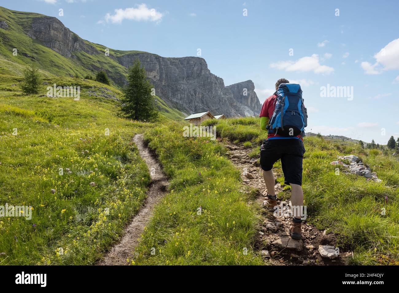 Mann, der einen schönen Weg in die Dolomiten hinauf wandert Stockfoto