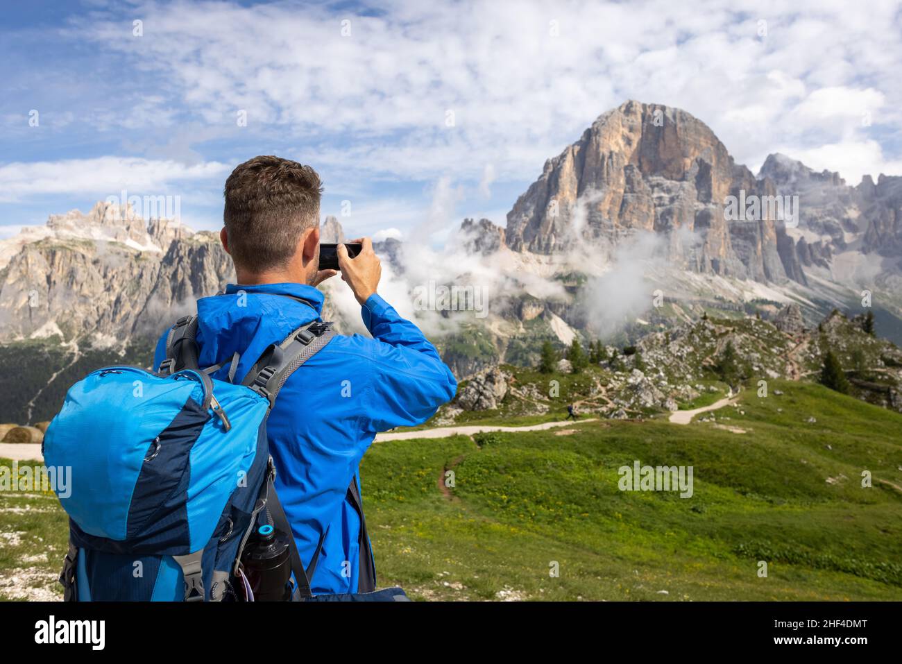 Wanderer in den Bergen, der ein Foto mit seinem Smartphone machte Stockfoto
