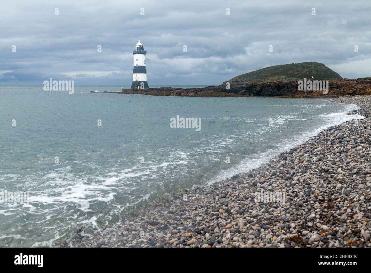 Penmon Point Lighthouse und Puffin Island, Isle of Anglesey, Wales, Großbritannien Stockfoto