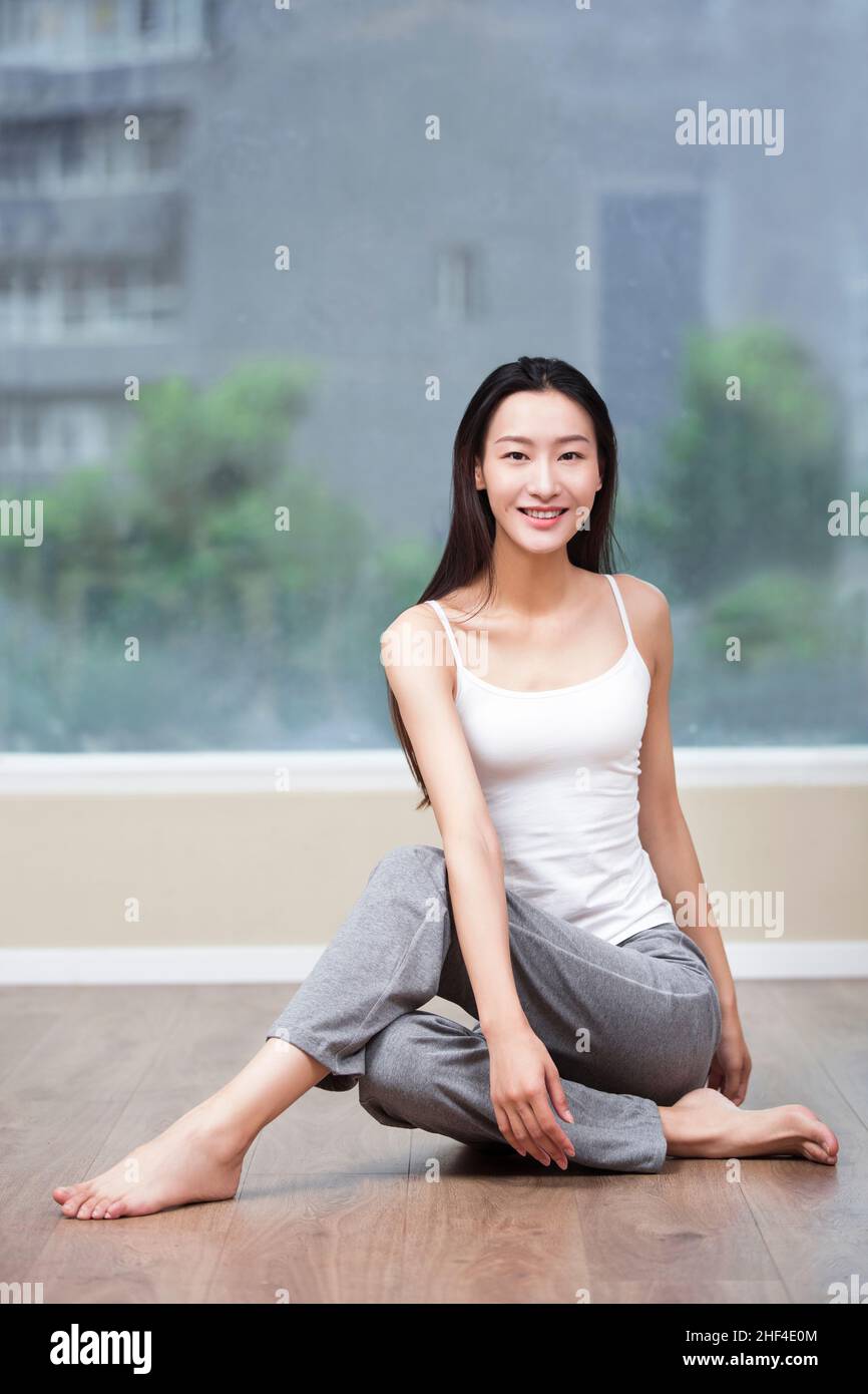 Junge Frau mit Yoga zu Hause Stockfoto