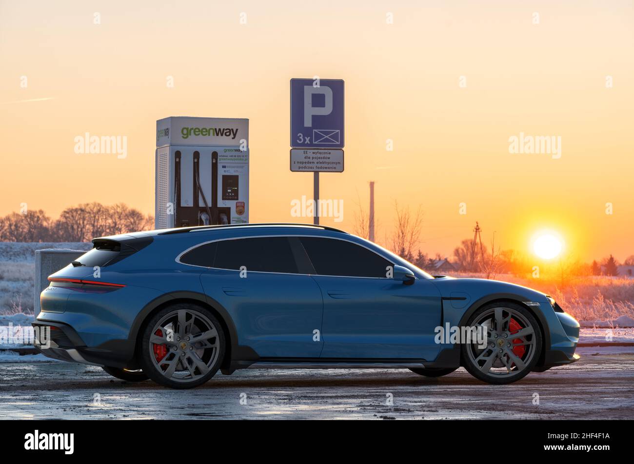 Porsche Taycan Cross Turismo an der Greenway Ladestation an einem kalten Wintermorgen Stockfoto