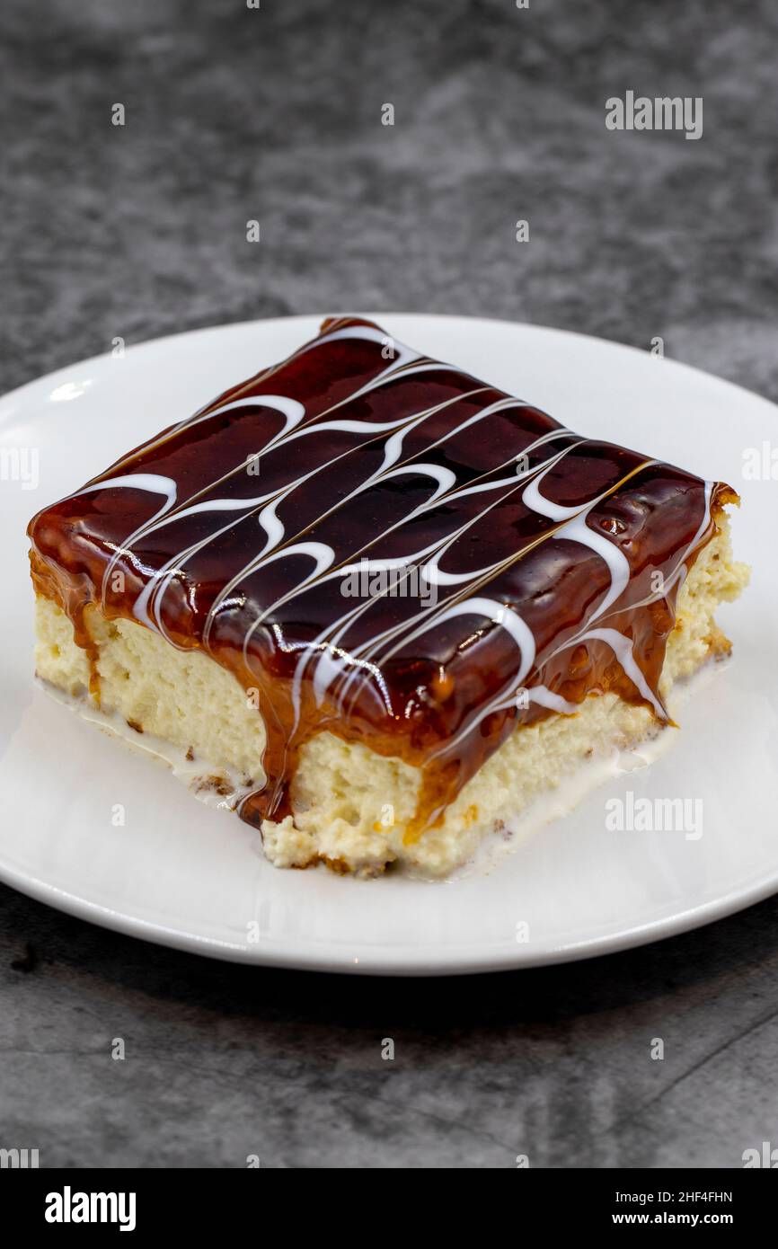 Karamell-Dessert aus Trilece auf dunklem Hintergrund. Geschmack der traditionellen türkischen Küche. Nahaufnahme Stockfoto