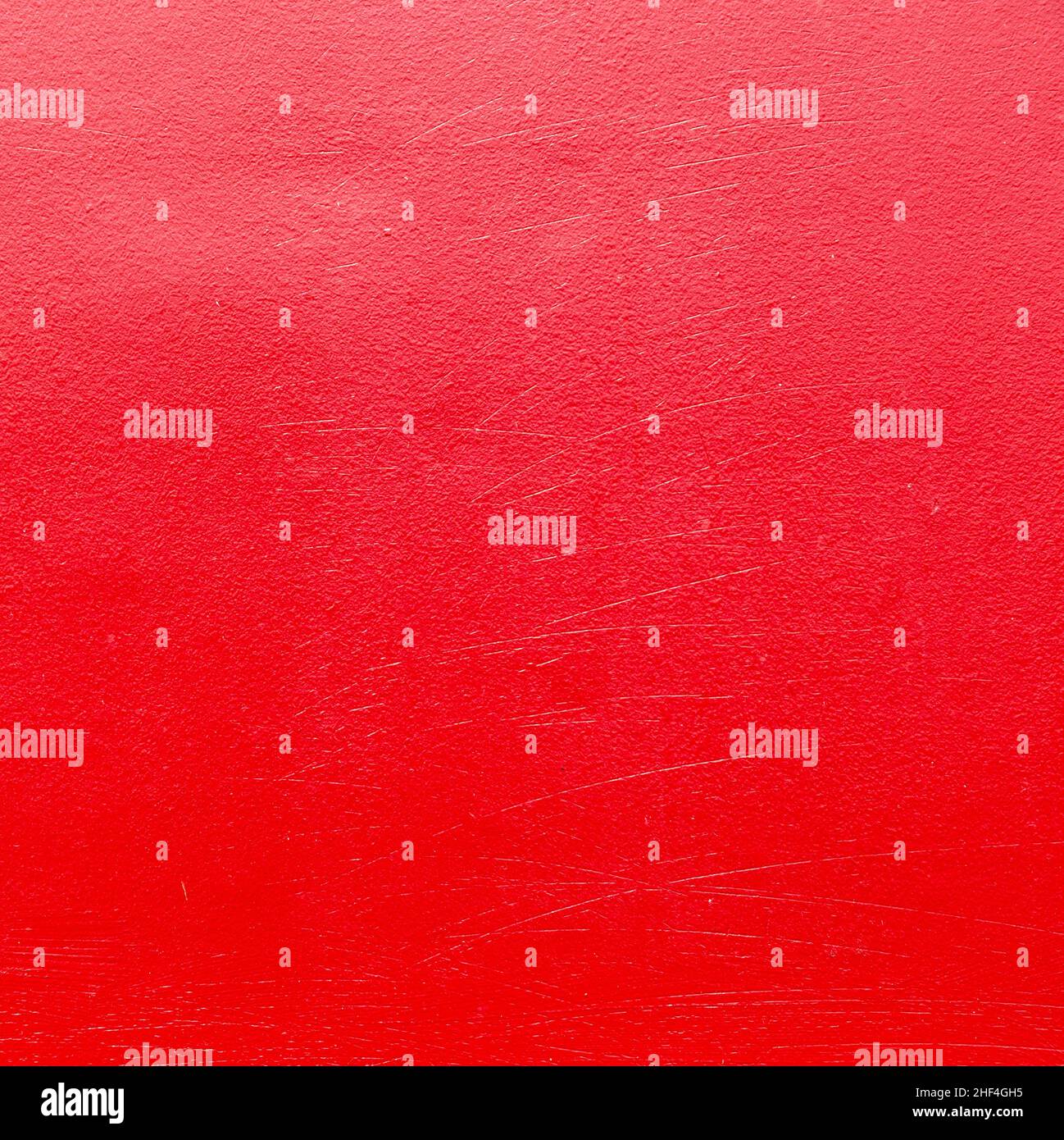 Roter Metallhintergrund in rot mit Kratzern lackiert Stockfoto