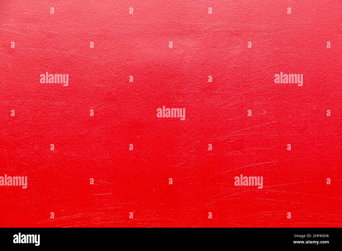 Roter Metallhintergrund in rot mit Kratzern lackiert Stockfoto