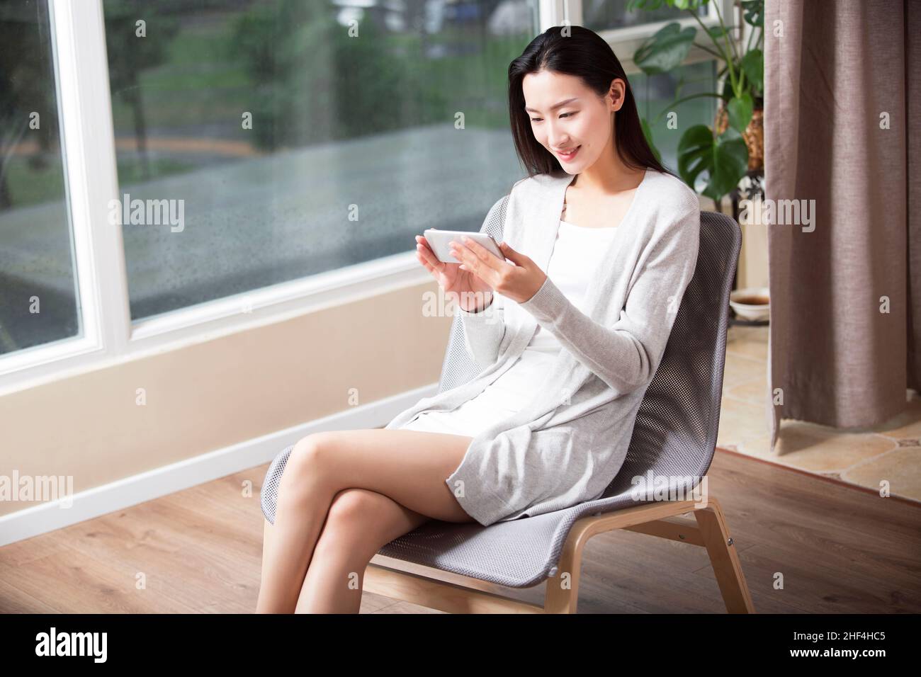 Junge Frau mit dem Handy telefonieren Stockfoto