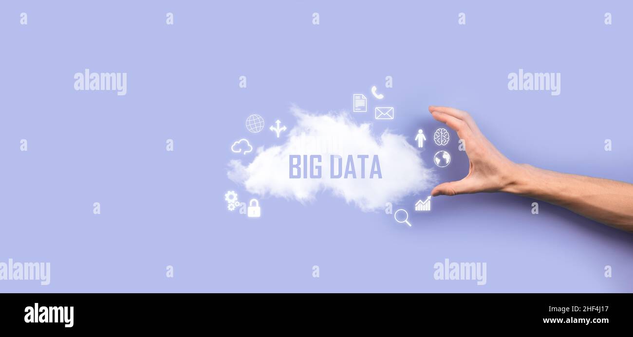 Geschäftsmann hält die Inschrift , Wort BIG DATA . Vorhängeschloss, Gehirn, Mann, Planet, Graph, Lupe, Zahnräder, Symbol für Cloud, Grid, Dokument, Brief, Telefon Stockfoto