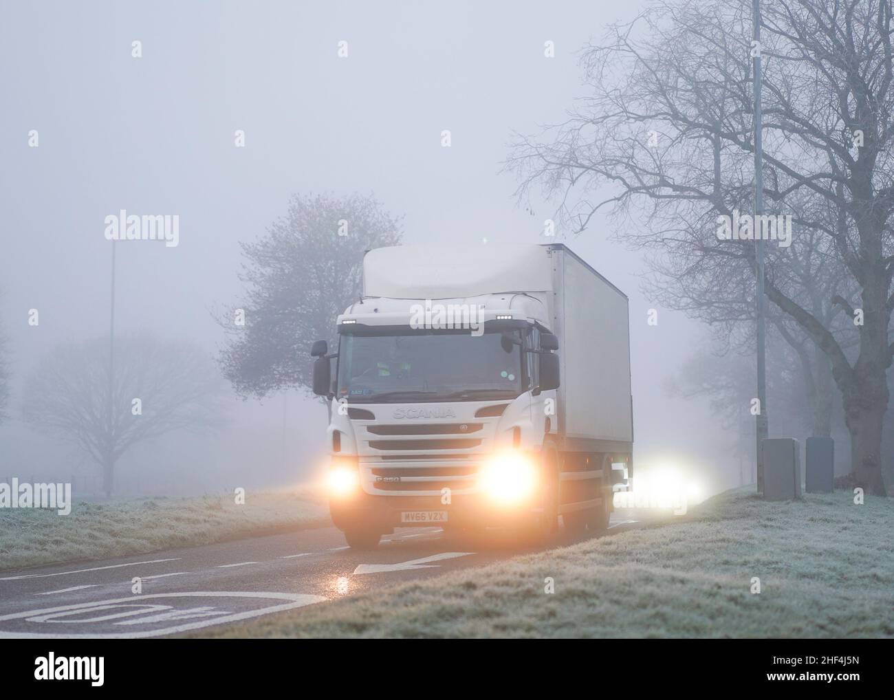 Kidderminster, Großbritannien. 14th. Januar 2022. Wetter in Großbritannien: Es ist ein weiterer düsterer, nebliger Start in den Tag mit eisigen Straßenverhältnissen. Temperaturen nur knapp über dem Gefrierpunkt. Der Verkehr auf den Midlands Roads ist heute Morgen langsam. Kredit: Lee Hudson/Alamy Live Nachrichten Stockfoto
