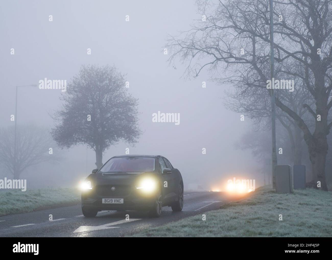 Kidderminster, Großbritannien. 14th. Januar 2022. Wetter in Großbritannien: Es ist ein weiterer düsterer, nebliger Start in den Tag mit eisigen Straßenverhältnissen. Temperaturen nur knapp über dem Gefrierpunkt. Der Verkehr auf den Midlands Roads ist heute Morgen langsam. Kredit: Lee Hudson/Alamy Live Nachrichten Stockfoto