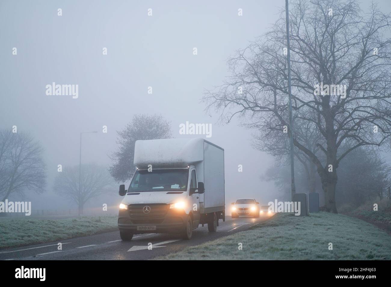 Kidderminster, Großbritannien. 14th. Januar 2022. Wetter in Großbritannien: Es ist ein weiterer düsterer, nebliger Start in den Tag mit eisigen Straßenverhältnissen. Temperaturen nur knapp über dem Gefrierpunkt. Der Verkehr auf den Midlands Roads ist heute Morgen langsam. Kredit: Lee Hudson/Alamy Live Nachrichten Stockfoto