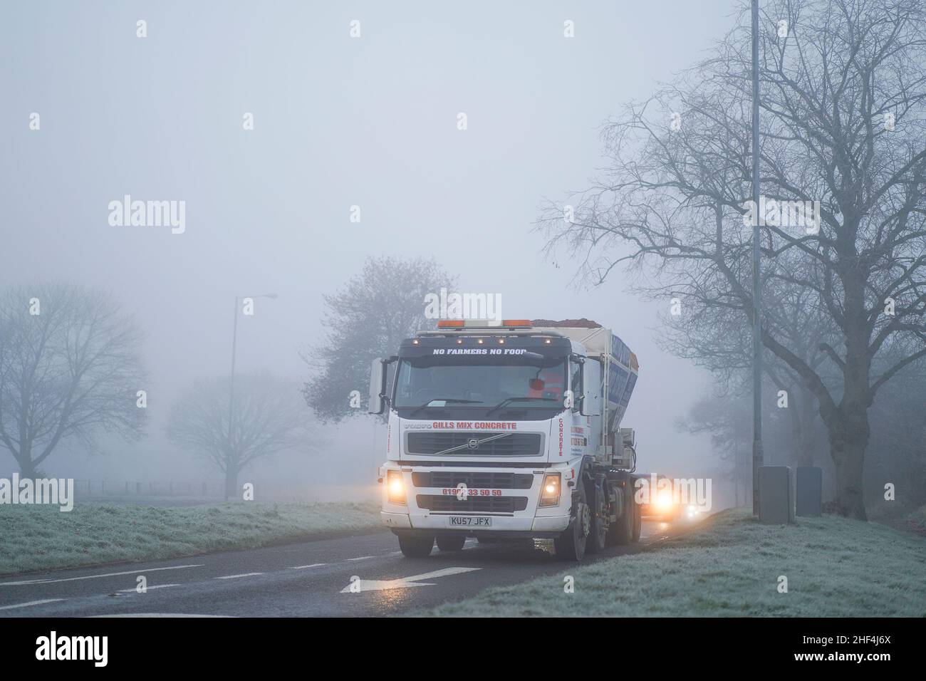 Kidderminster, Großbritannien. 14th. Januar 2022. Wetter in Großbritannien: Es ist ein weiterer düsterer, nebliger Start in den Tag mit eisigen Straßenverhältnissen. Temperaturen nur knapp über dem Gefrierpunkt. Der Verkehr auf den Midlands Roads ist heute Morgen langsam. Kredit: Lee Hudson/Alamy Live Nachrichten Stockfoto