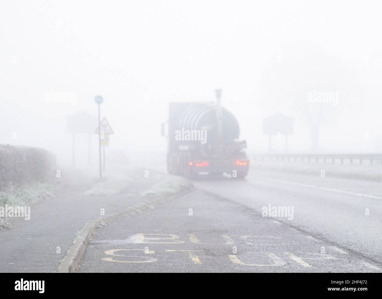 Kidderminster, Großbritannien. 14th. Januar 2022. Wetter in Großbritannien: Es ist ein weiterer düsterer, nebliger Start in den Tag mit eisigen Straßenverhältnissen. Temperaturen nur knapp über dem Gefrierpunkt. Der Verkehr auf den Midlands Roads ist heute Morgen langsam. Kredit: Lee Hudson/Alamy Live Nachrichten Stockfoto