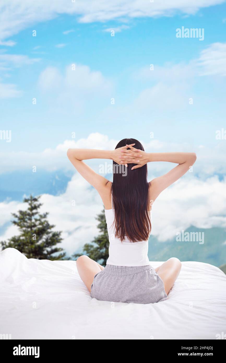 Junge Frau im Urlaub in der Villa auf dem Hügel Stockfoto