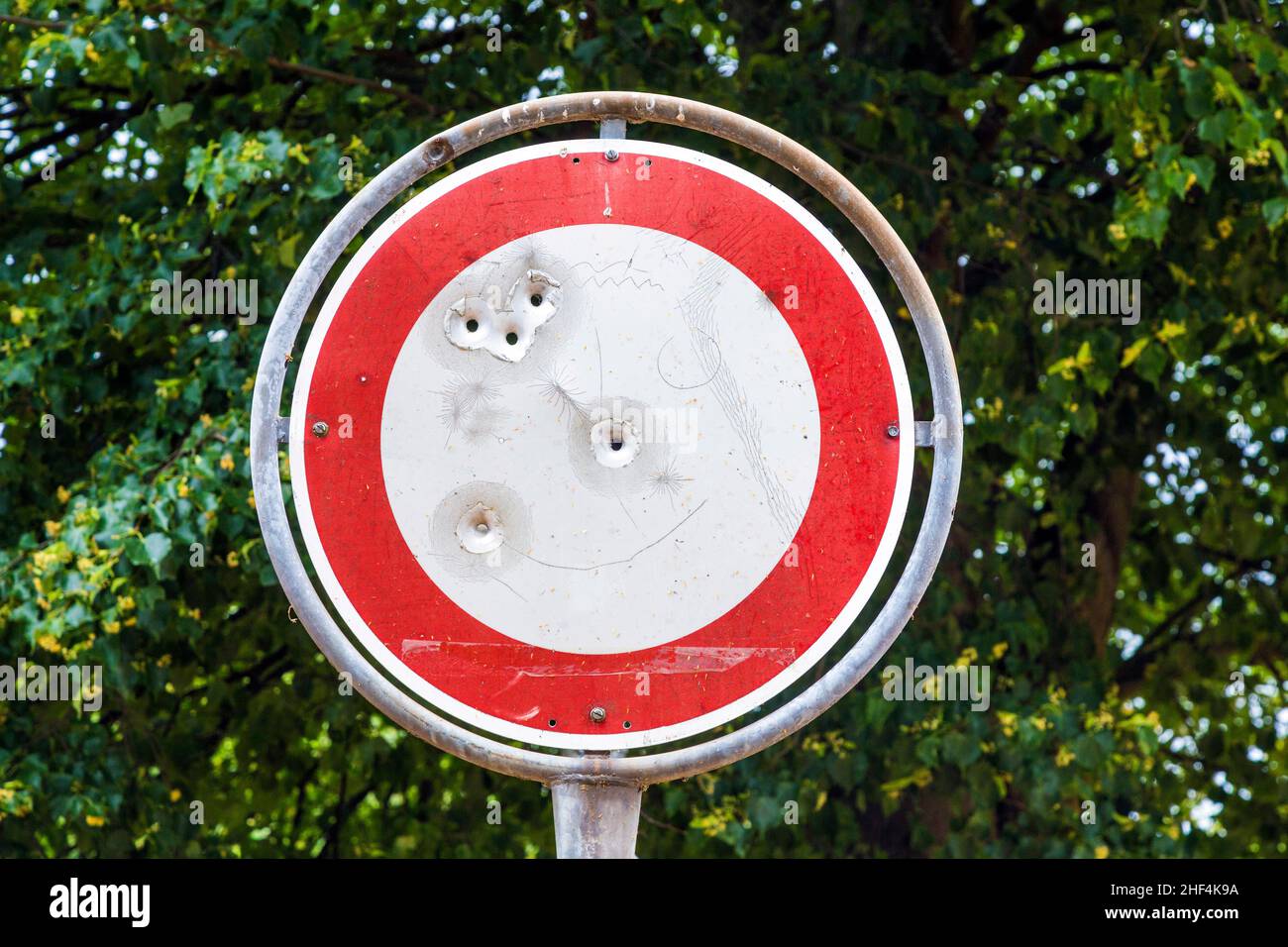 Verkehrsschild ohne Fahrzeuge mit Einschussloch Stockfoto