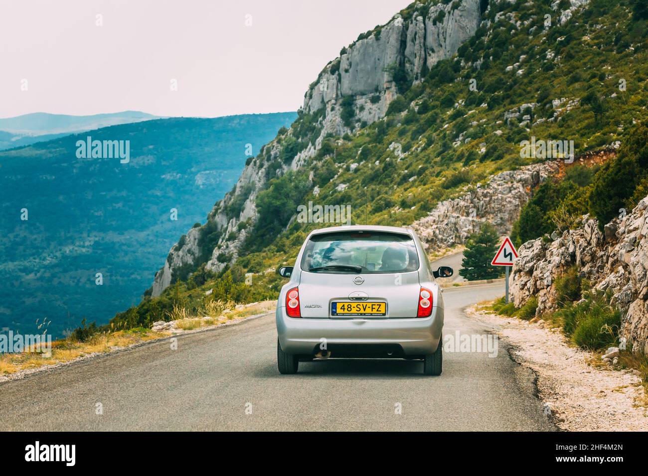 Graue Farbe Nissan Micra Auto auf dem Hintergrund der französischen Berglandschaft die Schluchten Du Verdon in Frankreich Stockfoto