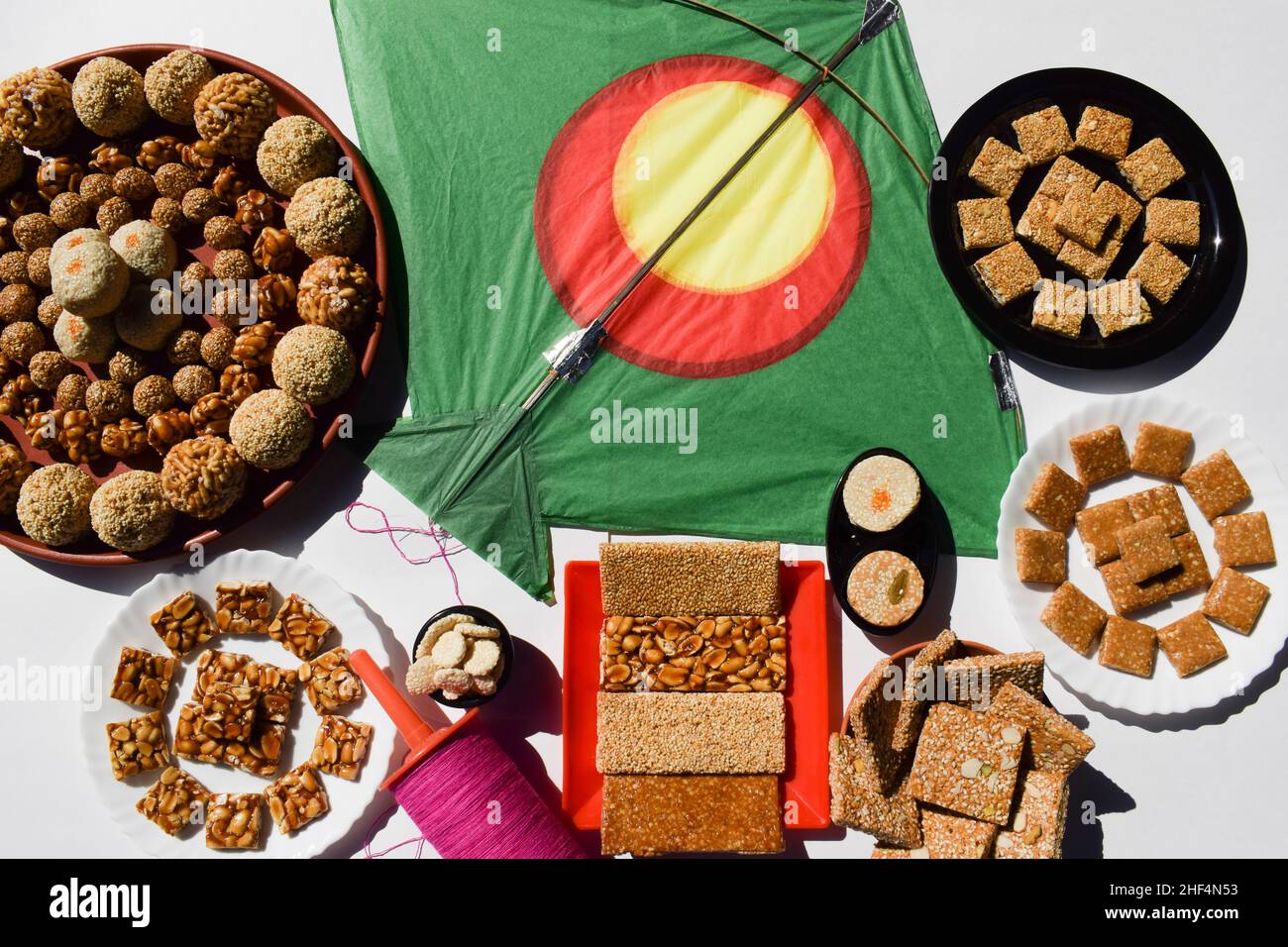 Makar sankranti Tapete mit Sankranti Festival spezielle Gerichte serviert und gegessen wie Peanut chikki, tilgul laddu, til baati, Bor Früchte, Erdnüsse, Stockfoto