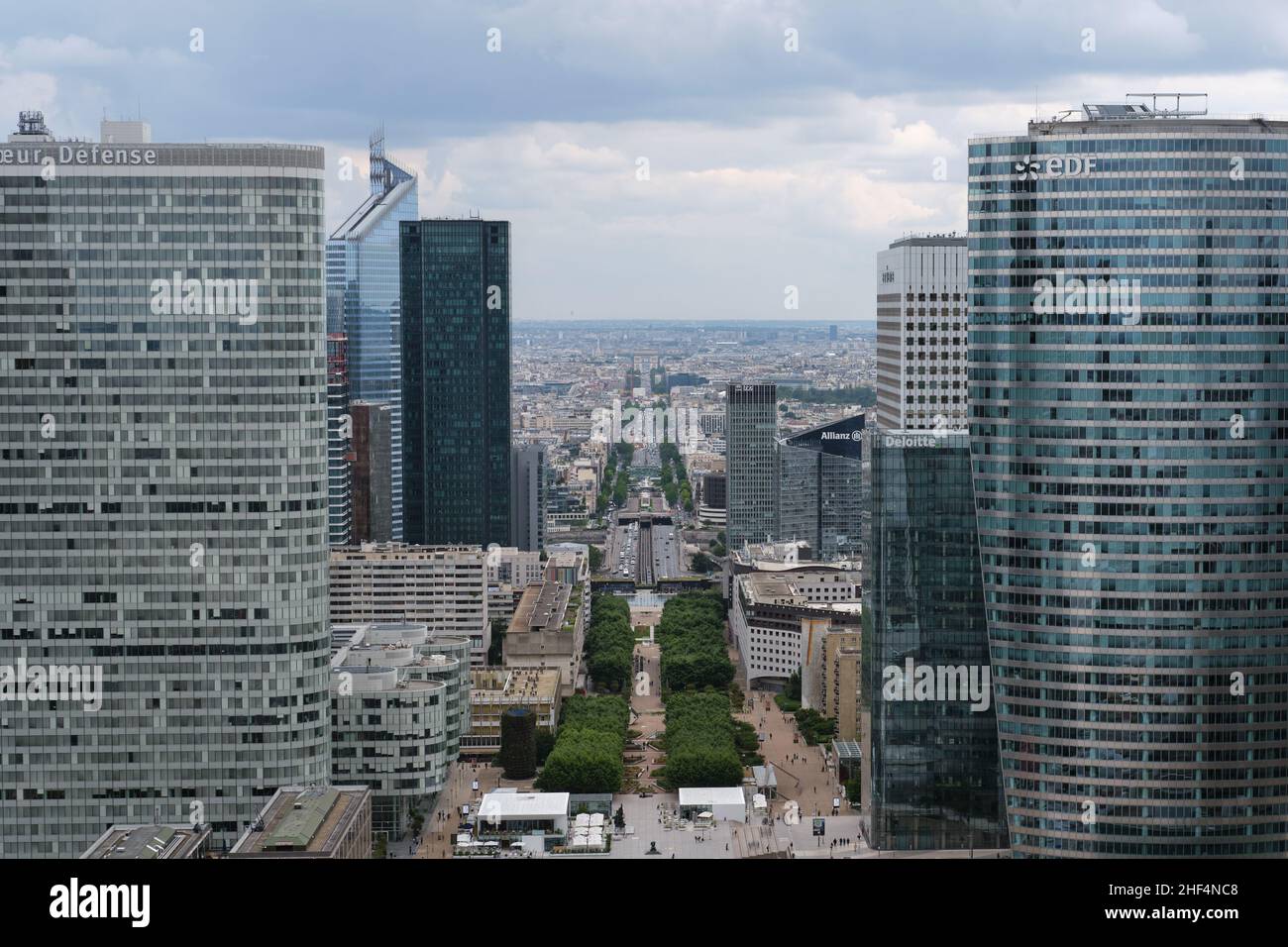 Paris, Frankreich: Das Geschäftszentrum La Defense von der Grande Arche aus gesehen. Stockfoto