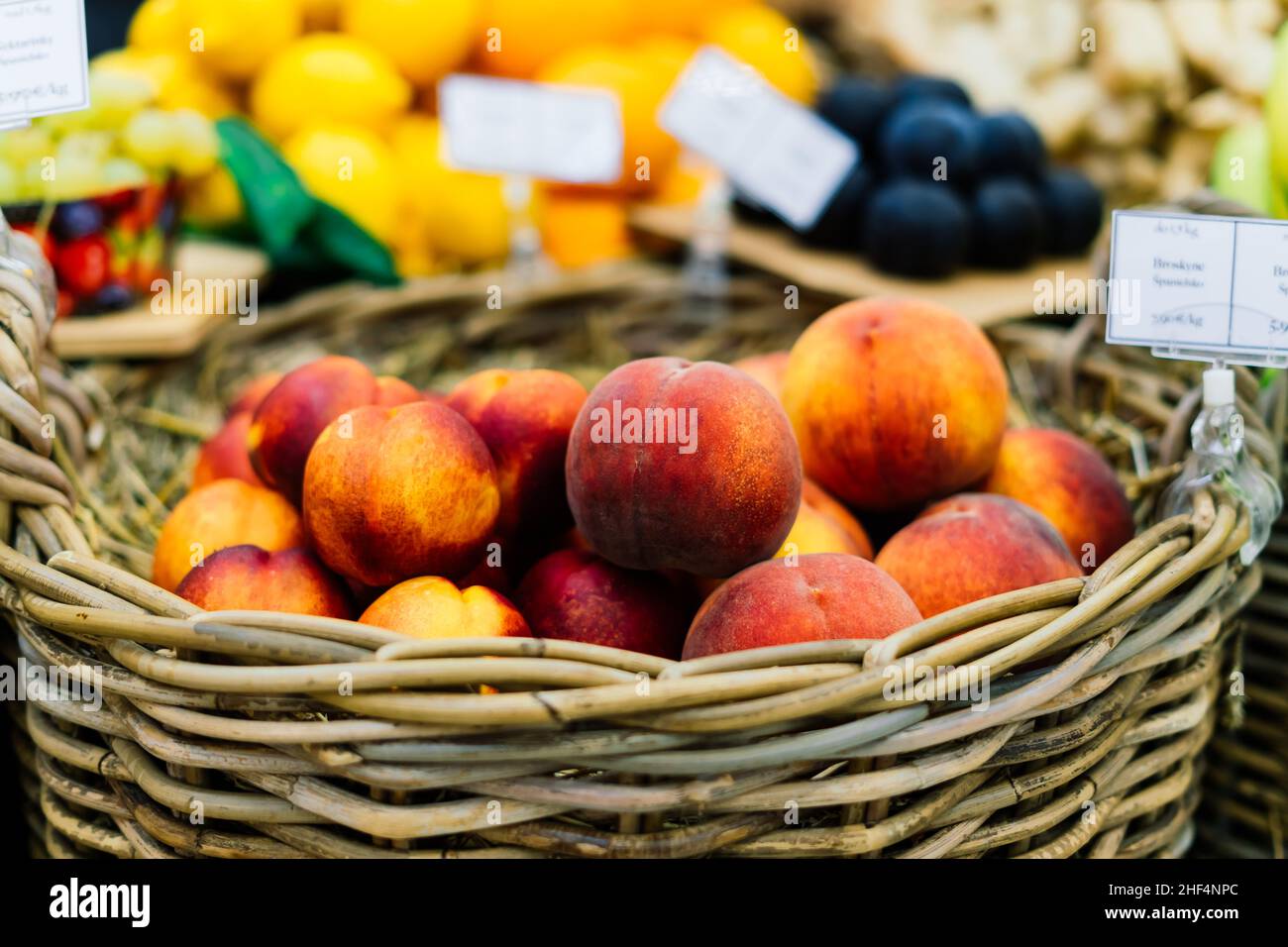 Große Auswahl an frischem Obst und Gemüse an der Markttheke Stockfoto