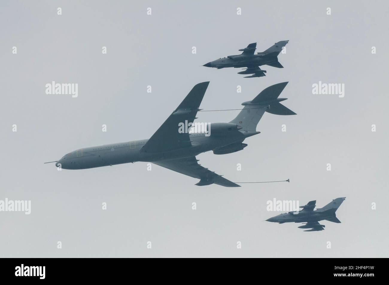 Royal Air Force Vickers VC10 Tanker- und Tornado-Kampfflugzeuge fliegen in Formation über Windsor Castle zum Diamantenjubiläum von Queen Elizabeth Stockfoto